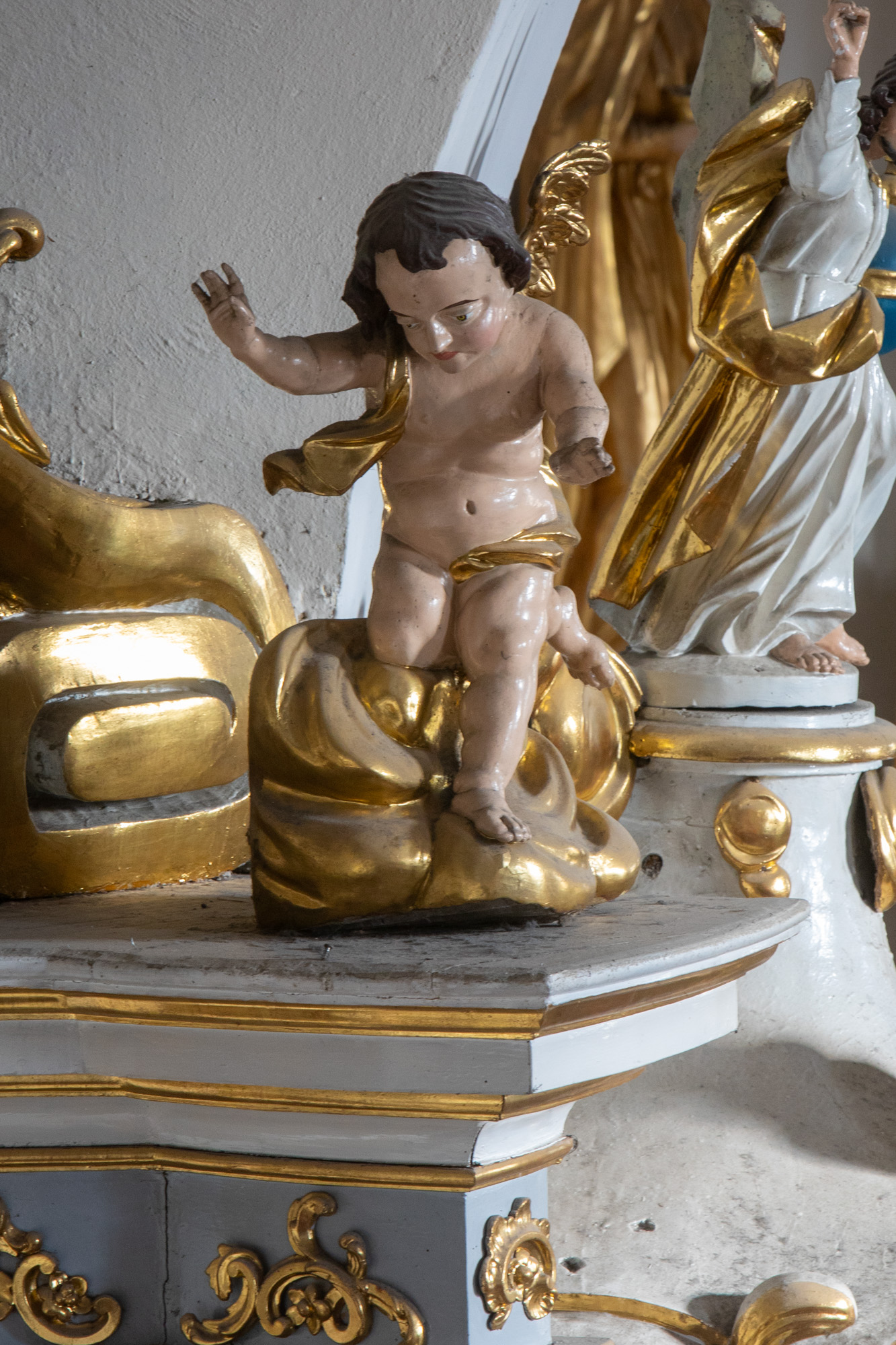Rzeźby – Aniołki – ze zwiększenia ołtarzu matki Boskiej z Dzieciątkiem