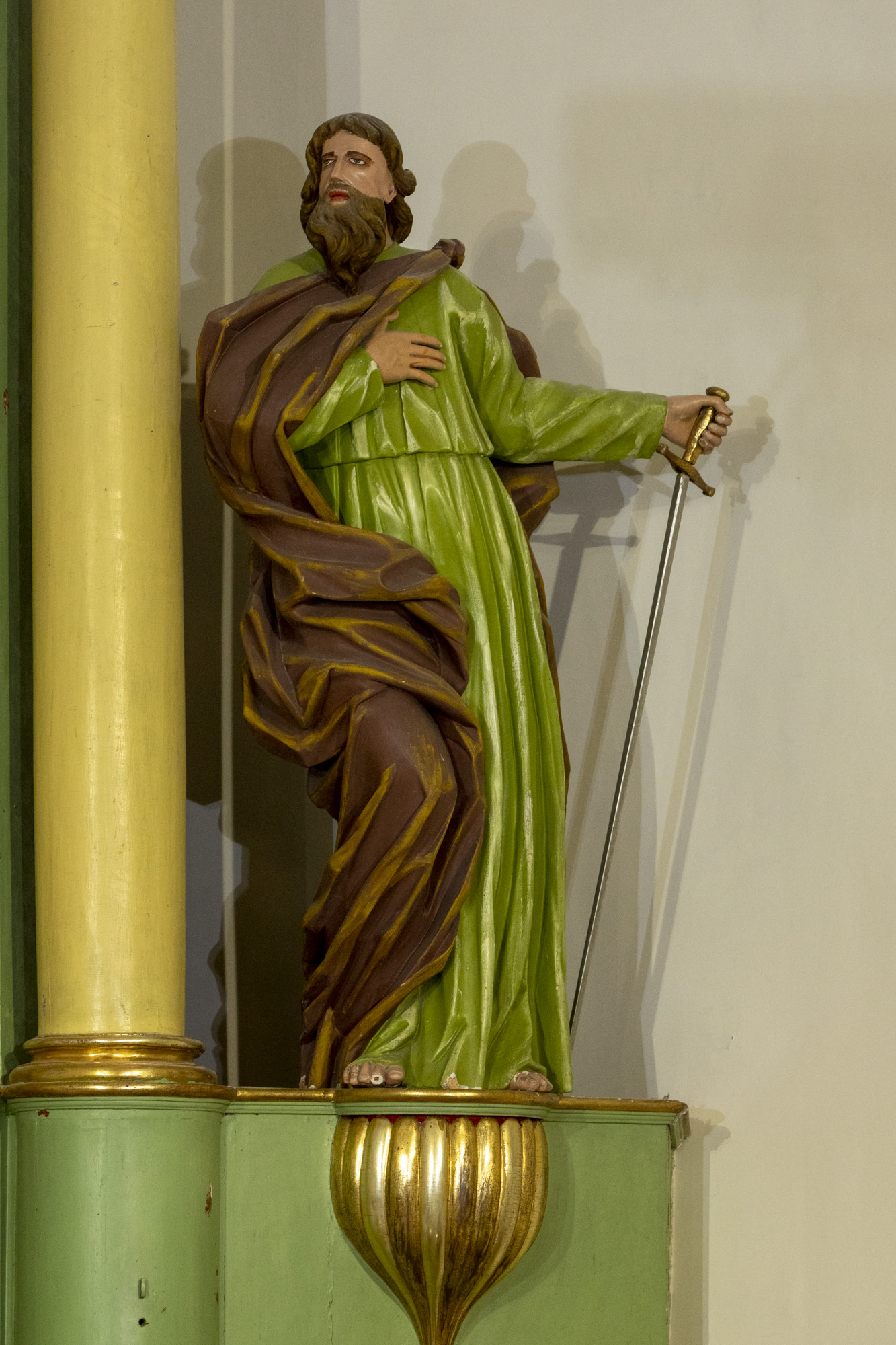 Posąg św. Pawła w ołtarzu głównym