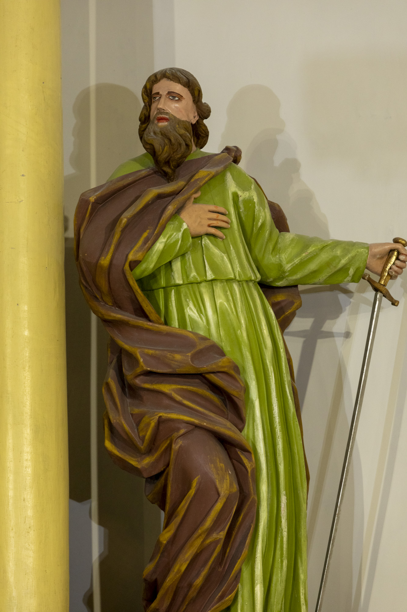 Posąg św. Pawła w ołtarzu głównym