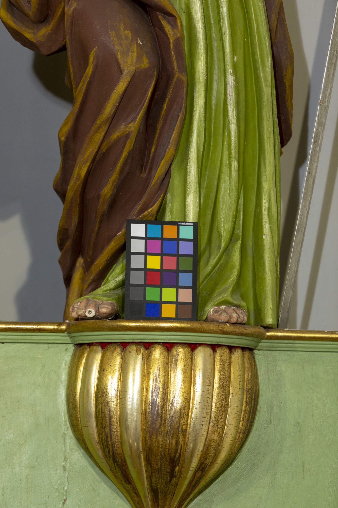 Posąg św. Pawła w ołtarzu głównym