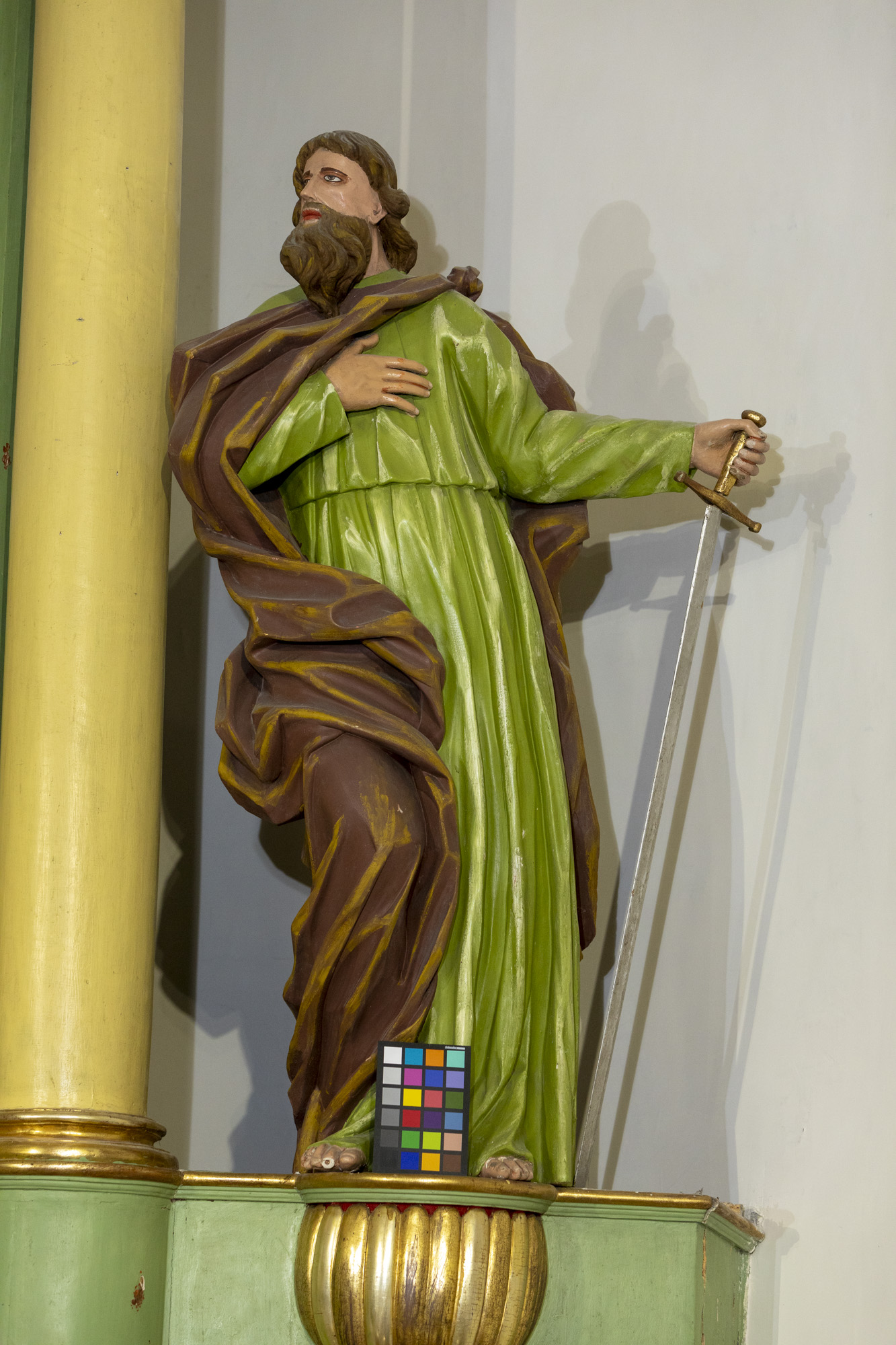 Posąg św. Pawła w ołtarzu głównym