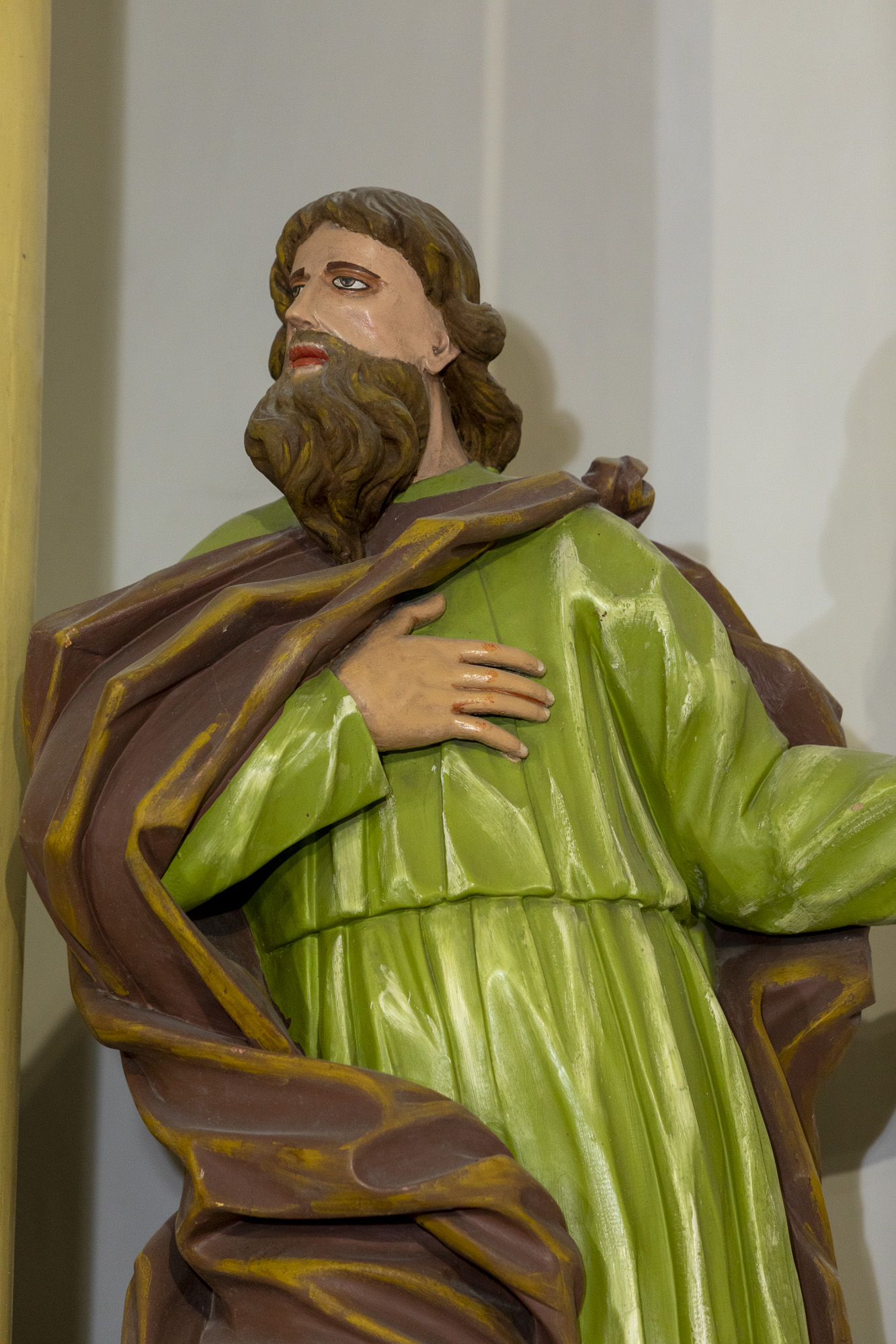 Posąg św. Pawła w ołtarzu głównym