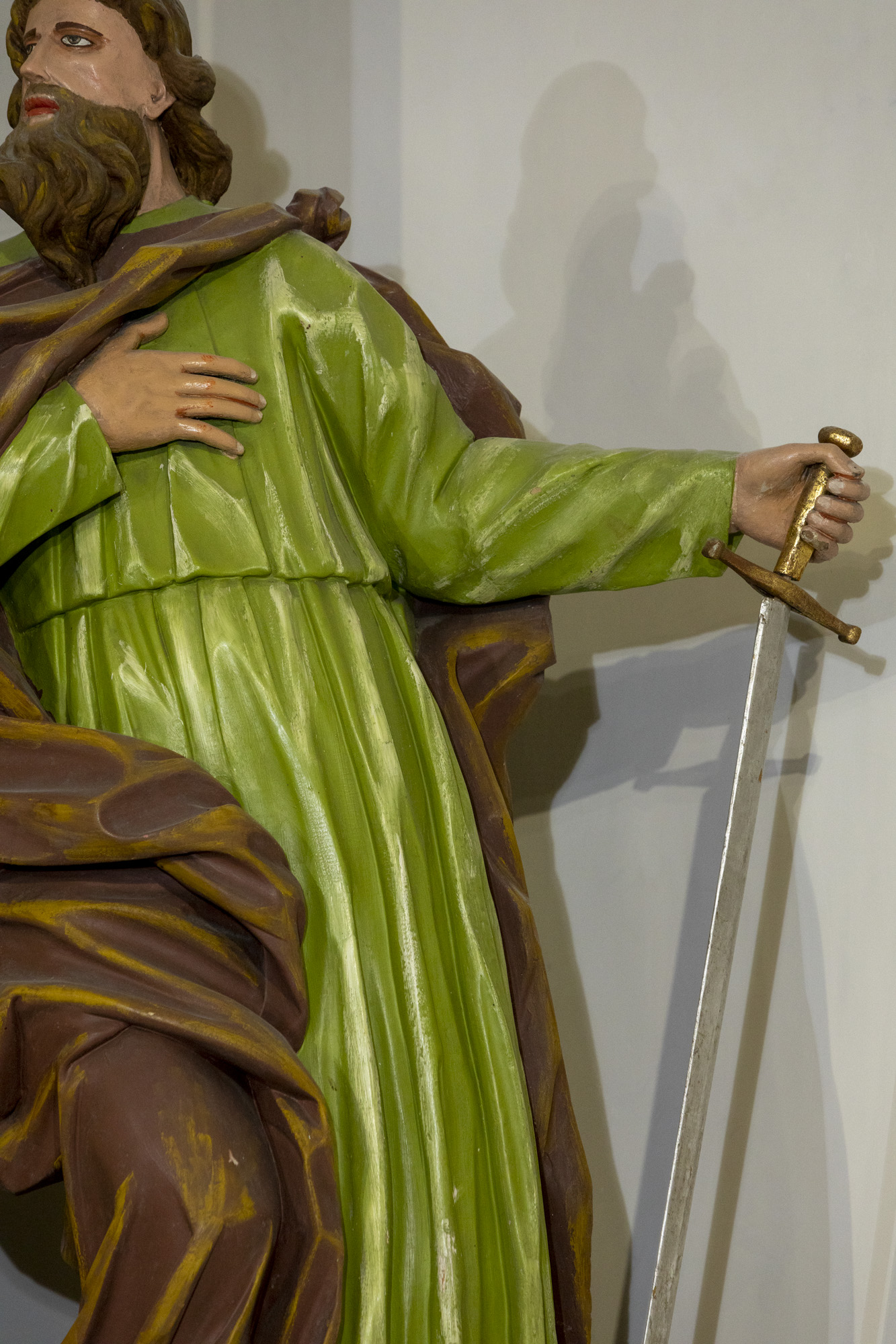 Posąg św. Pawła w ołtarzu głównym