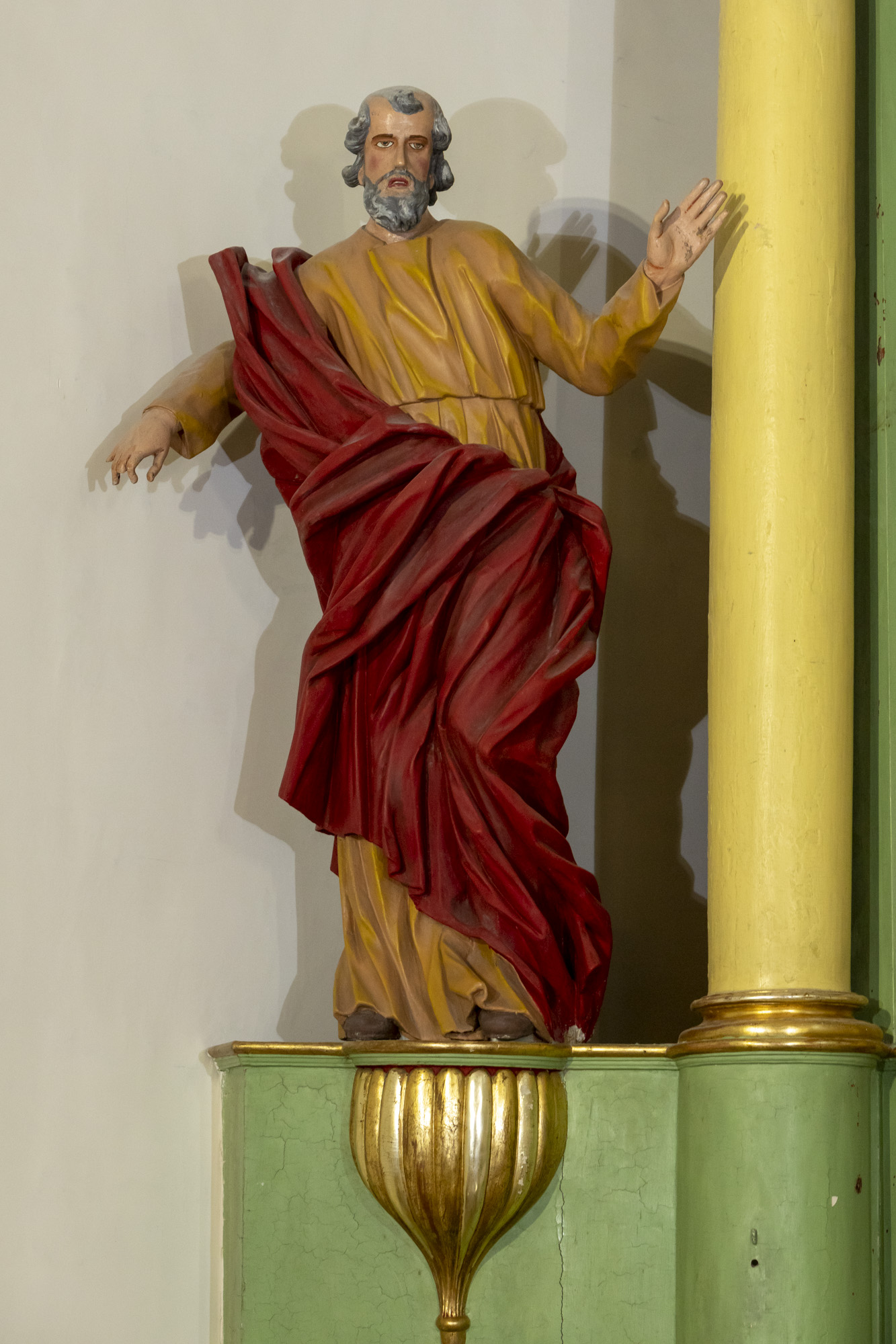 Posąg św. Piotra w ołtarzu głównym