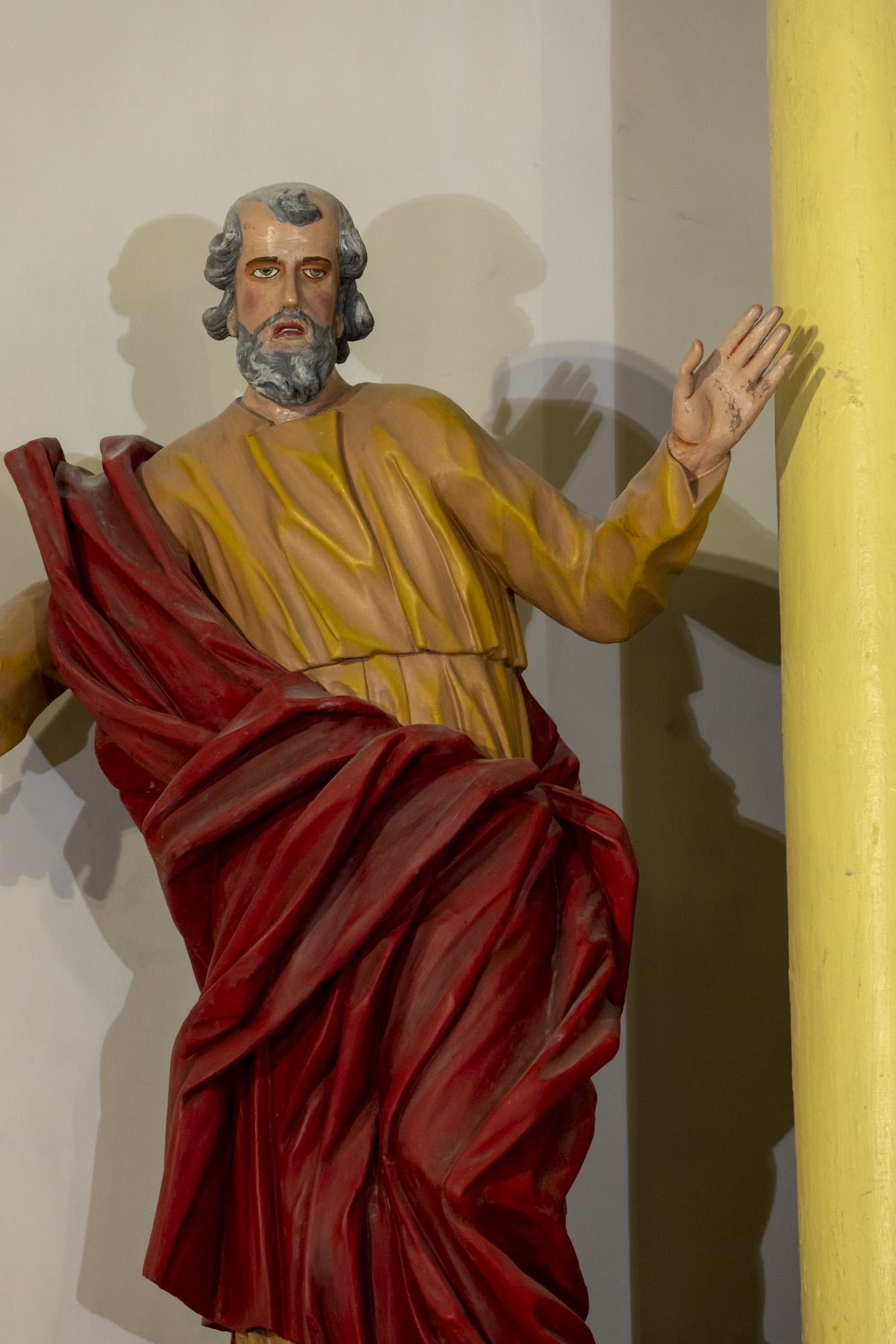 Posąg św. Piotra w ołtarzu głównym