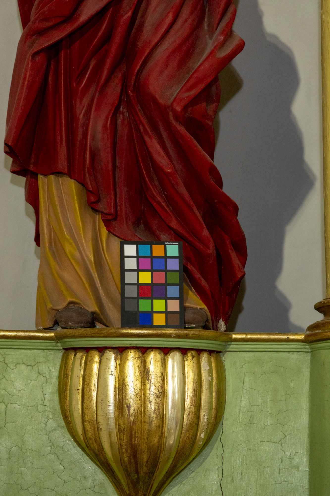 Posąg św. Piotra w ołtarzu głównym