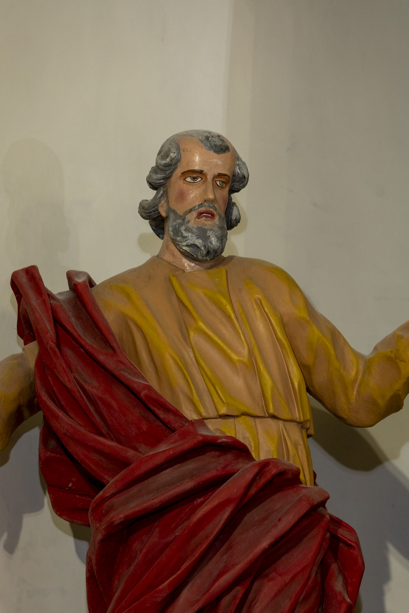 Posąg św. Piotra w ołtarzu głównym