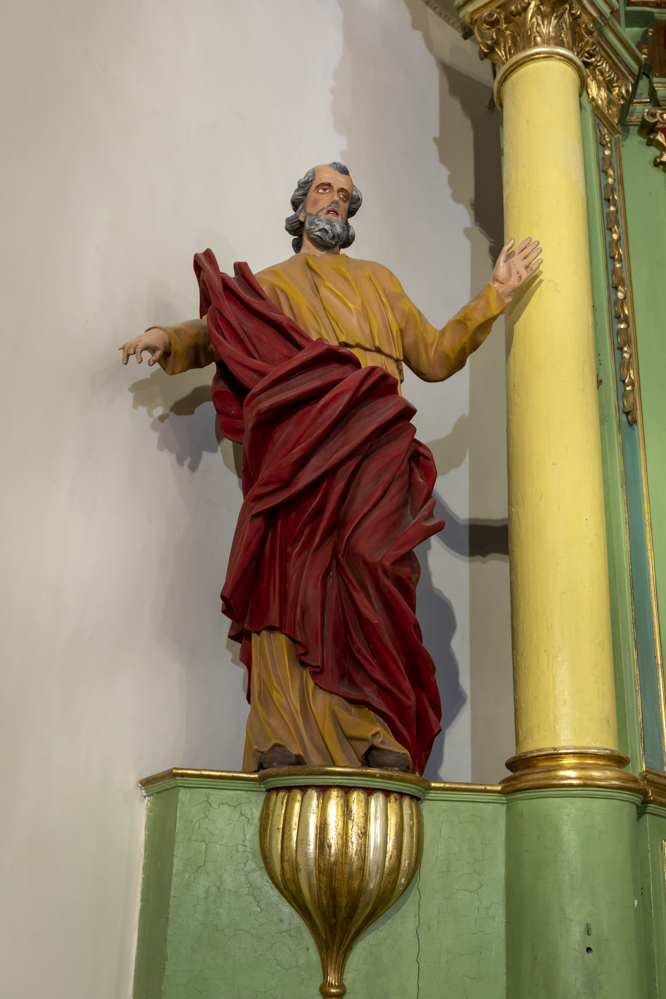 Posąg św. Piotra w ołtarzu głównym