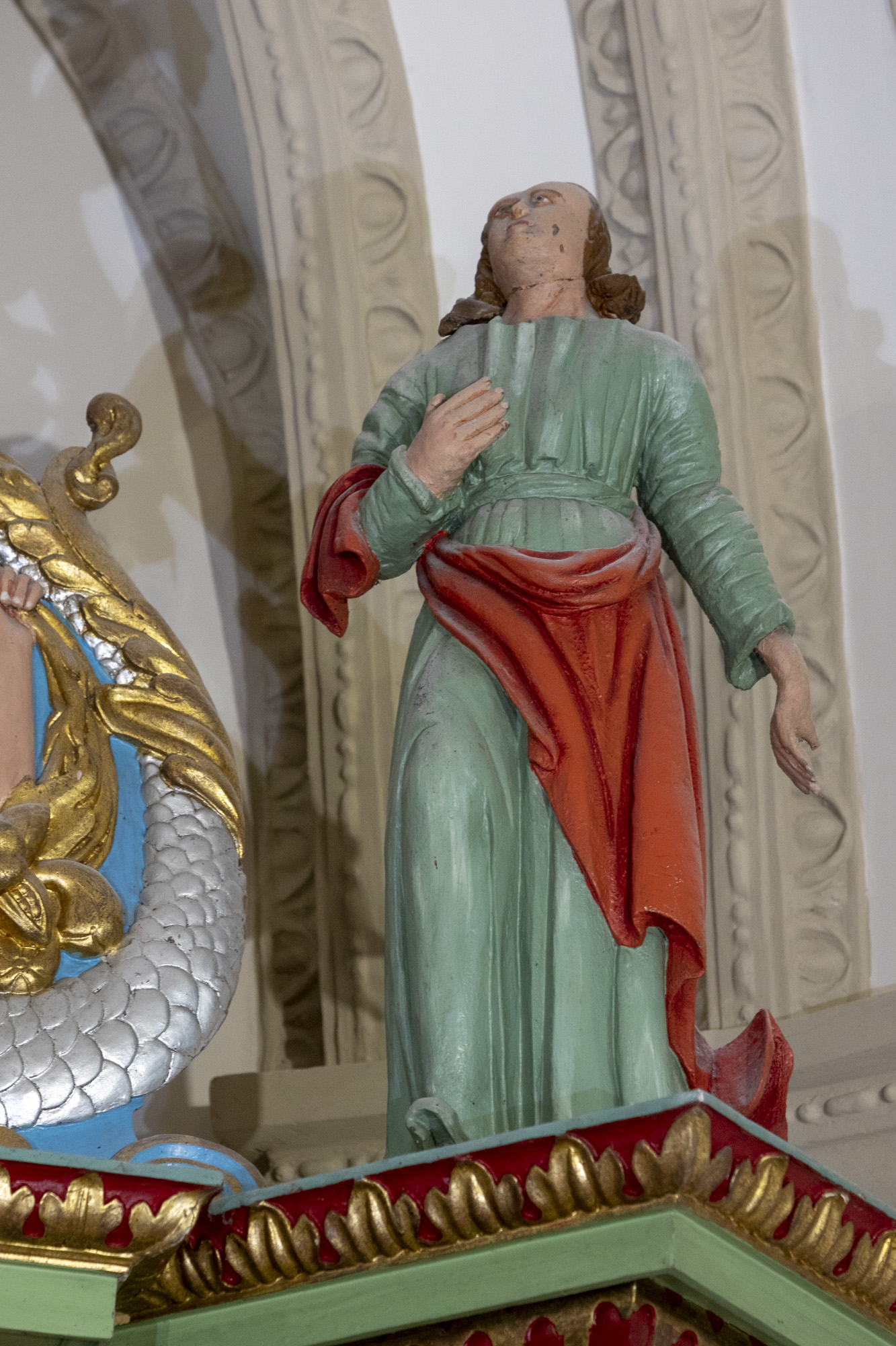 Posążki Matki Boskiej i Św. Jana Ewangelisty w ołtarzu głównym