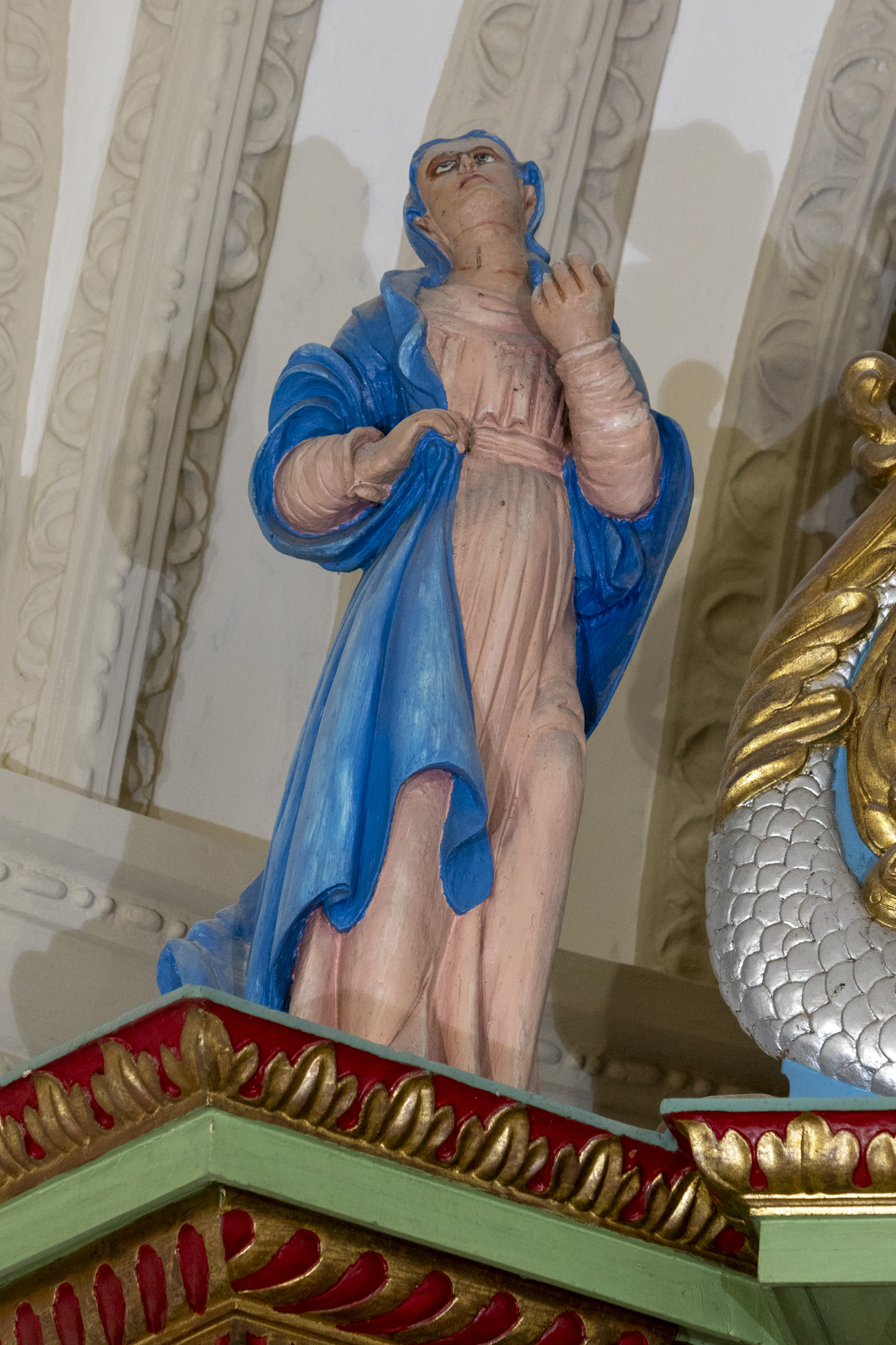 Posążki Matki Boskiej i Św. Jana Ewangelisty w ołtarzu głównym