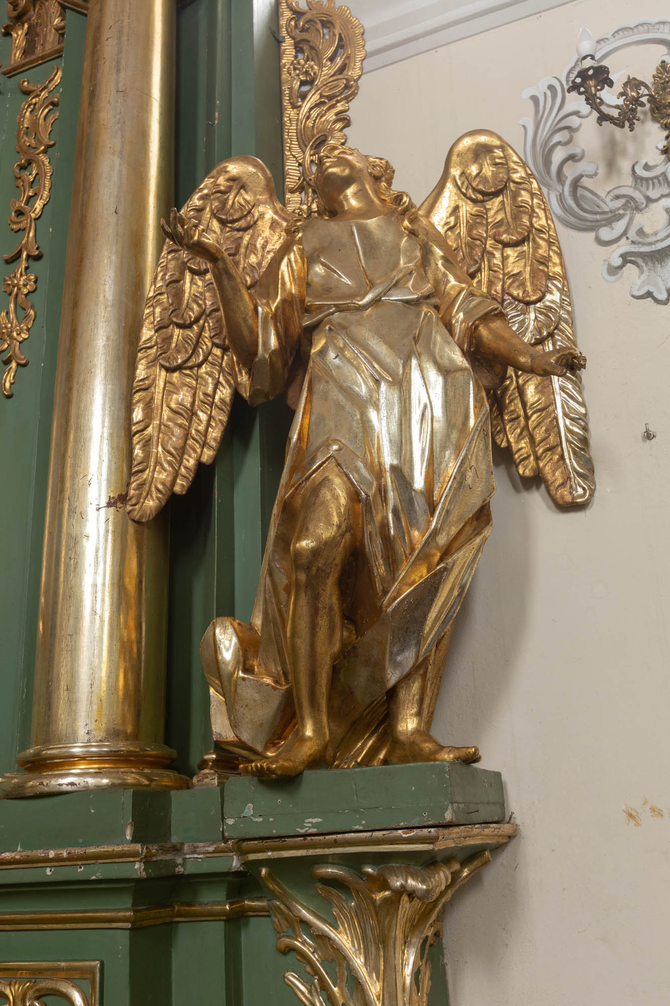 Rzeźba – Anioł II (ołtarz boczny – str. prawa nawy)