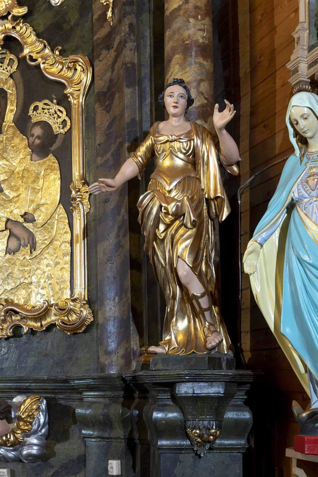 Dwie figury świętych niewiast w ołtarzu bocznym