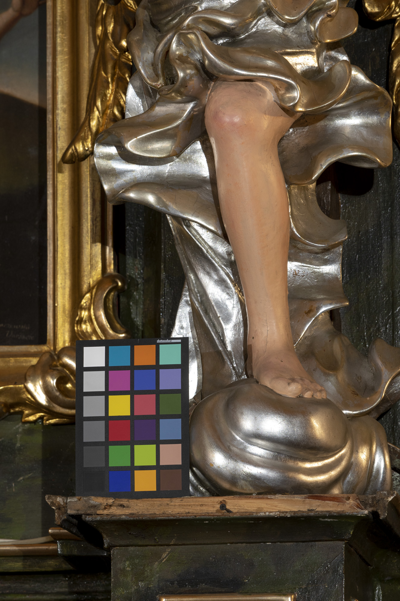 Dwie figury świętych niewiast w ołtarzu bocznym