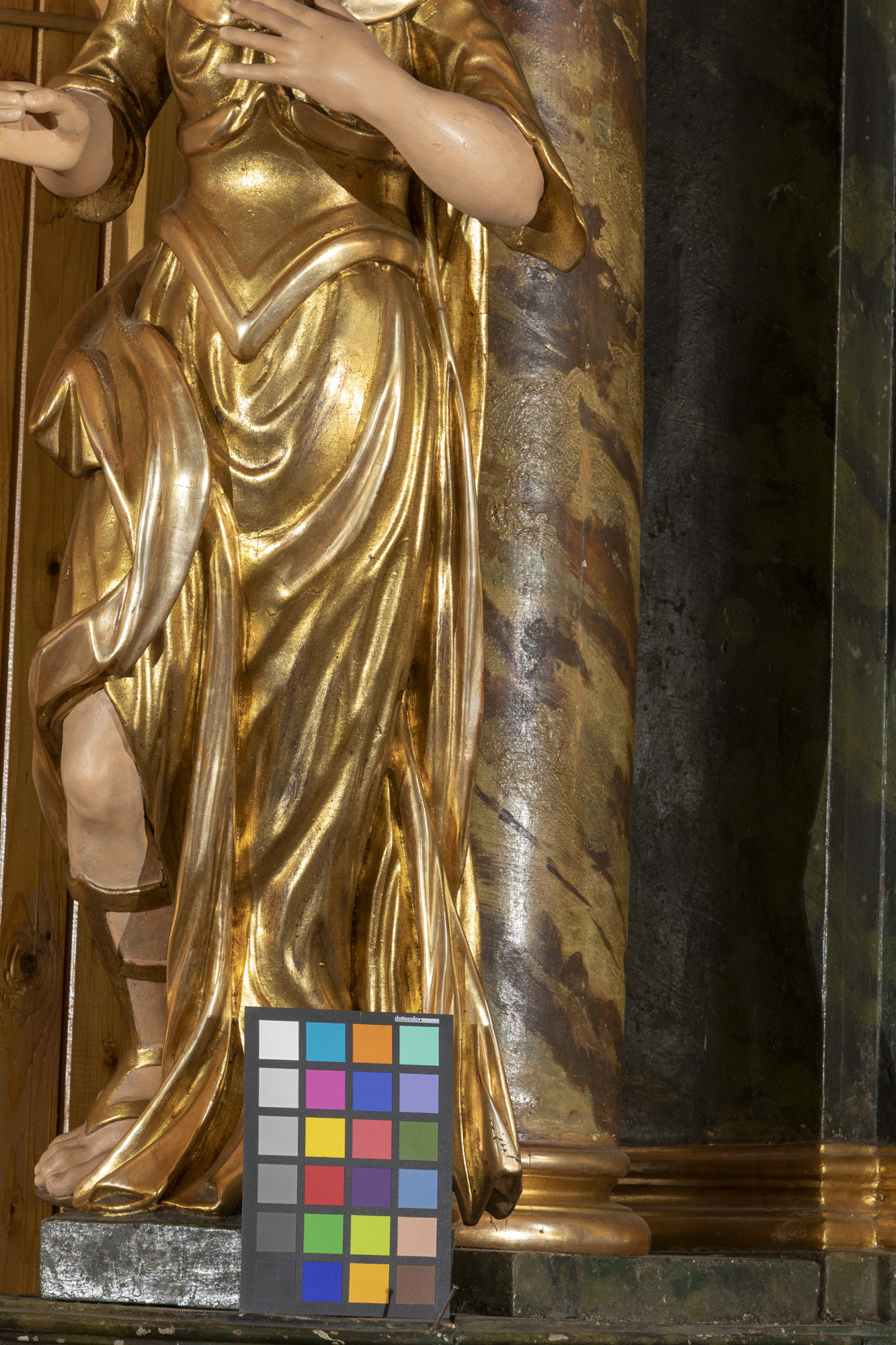 Dwie figury świętych niewiast w ołtarzu bocznym