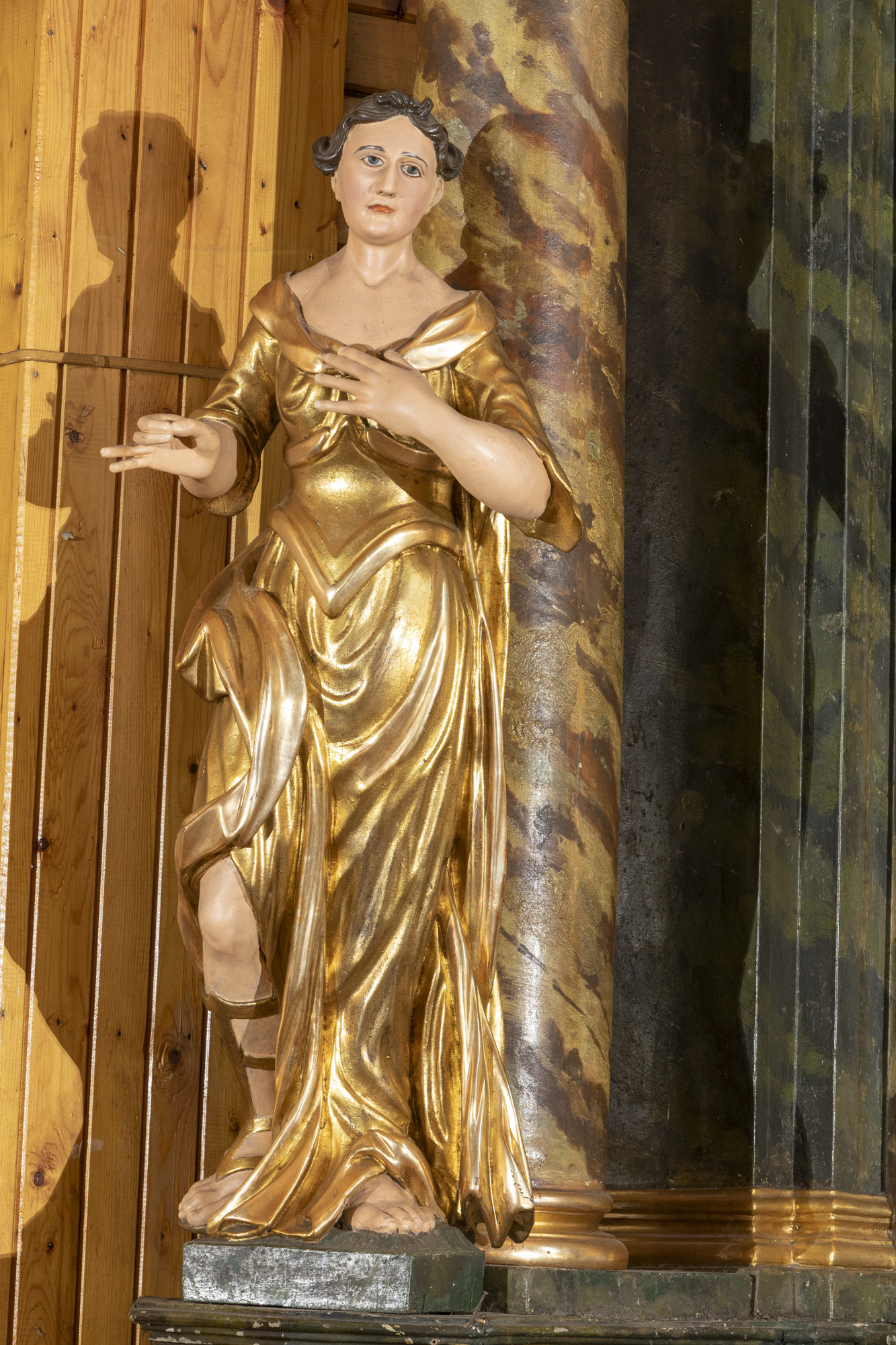 Dwie figury świętych niewiast w ołtarzu bocznym