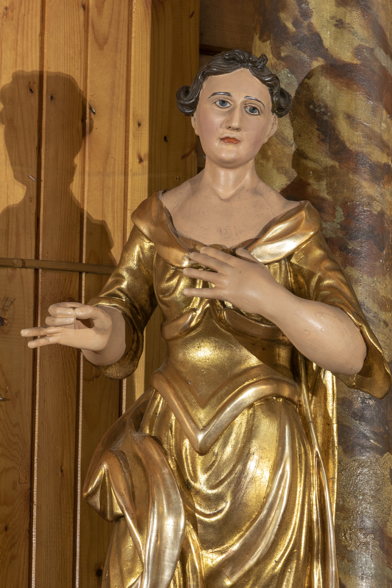 Dwie figury świętych niewiast w ołtarzu bocznym