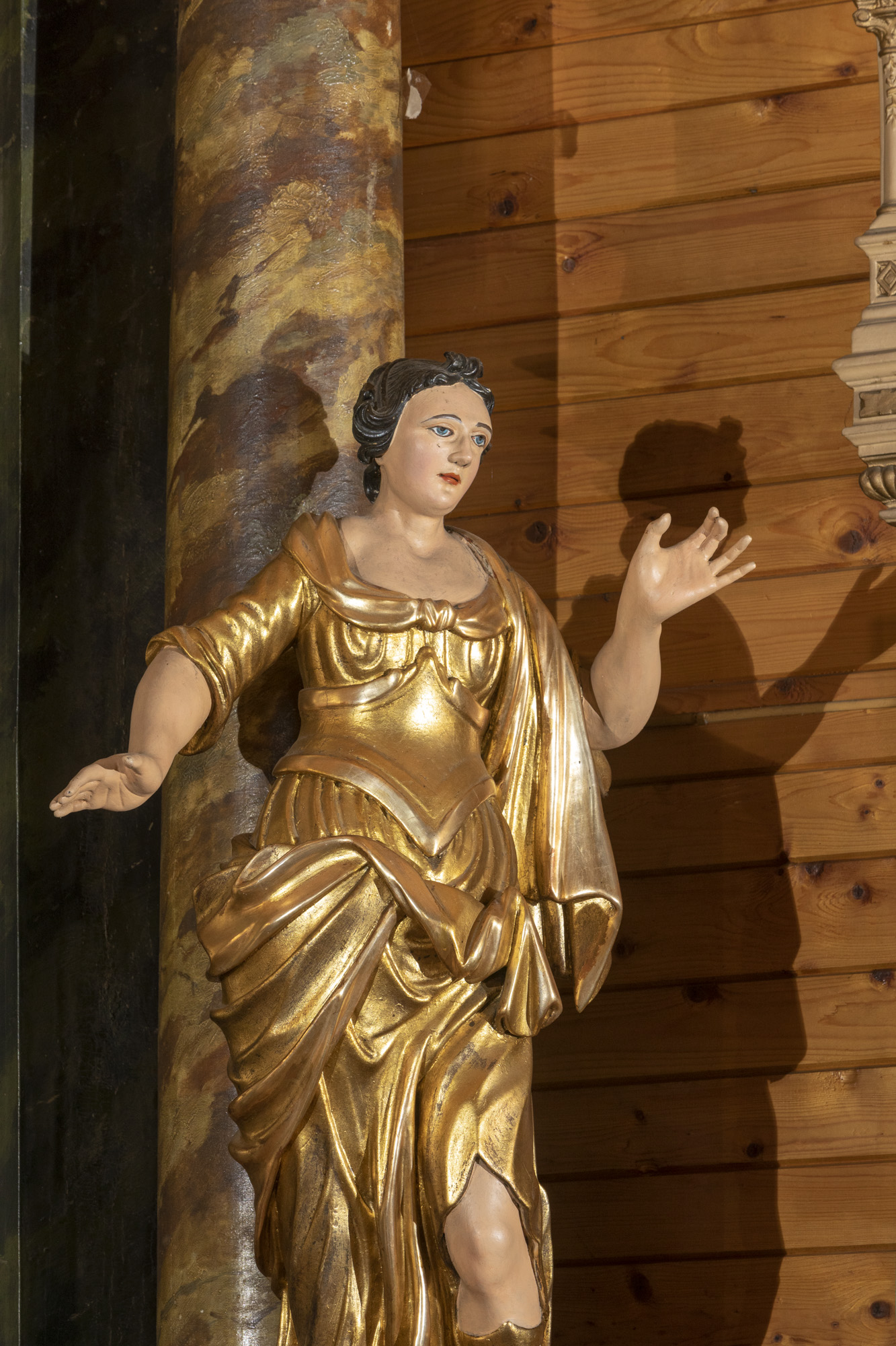 Dwie figury świętych niewiast w ołtarzu bocznym