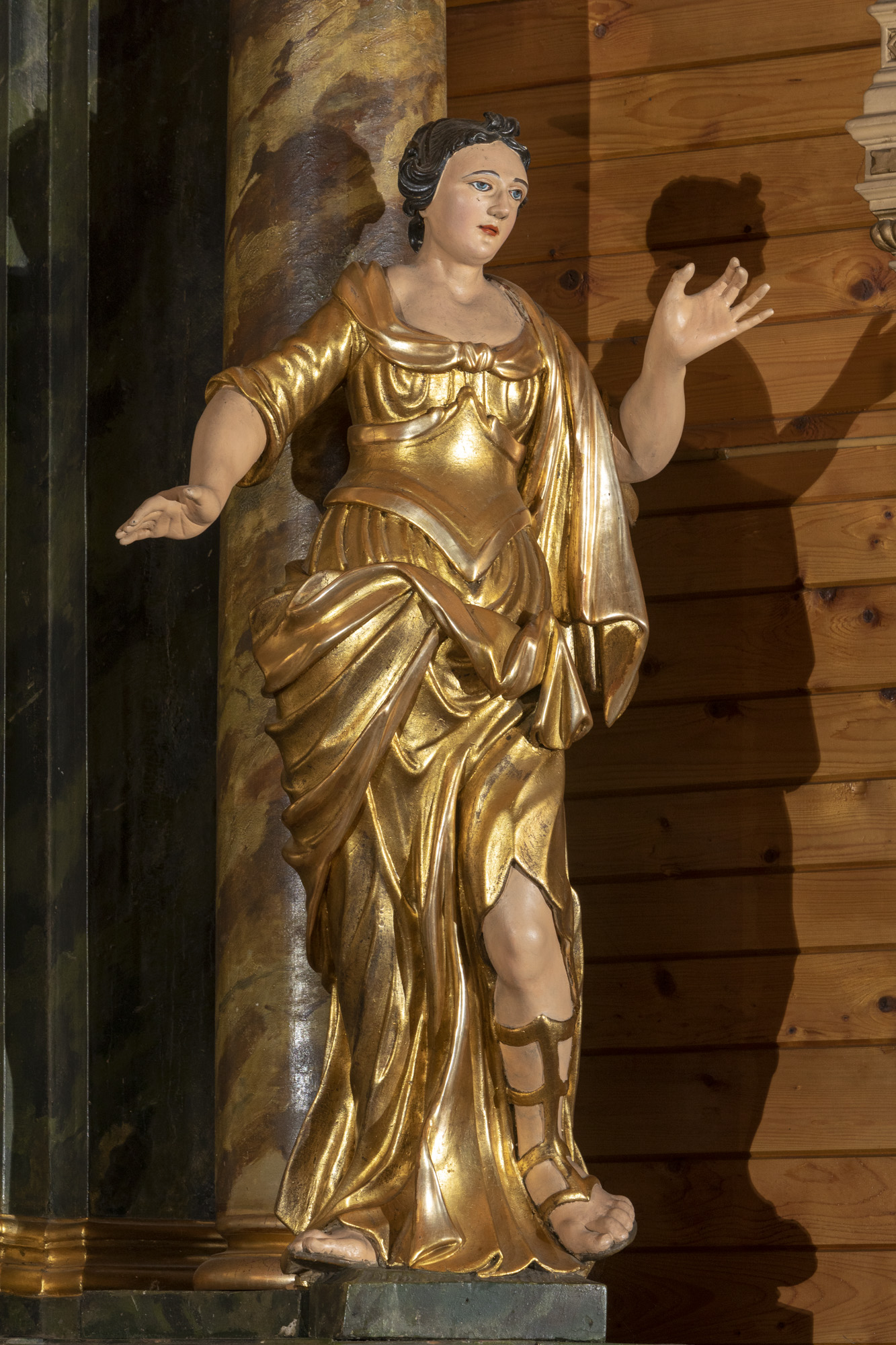 Dwie figury świętych niewiast w ołtarzu bocznym