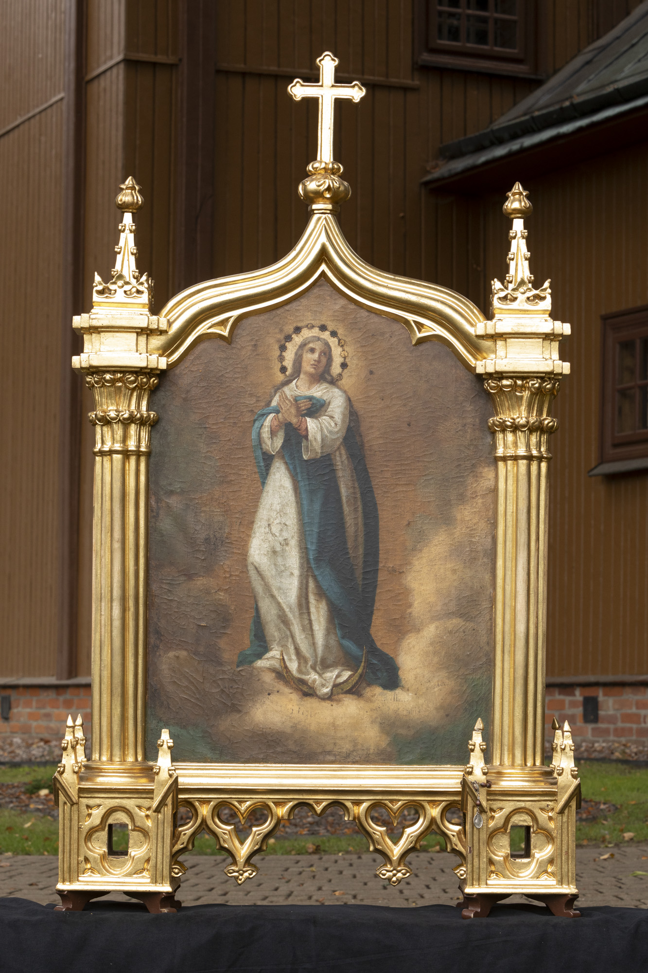 Feretron z obrazami: Matka Boska Niepokalana i św. Józef