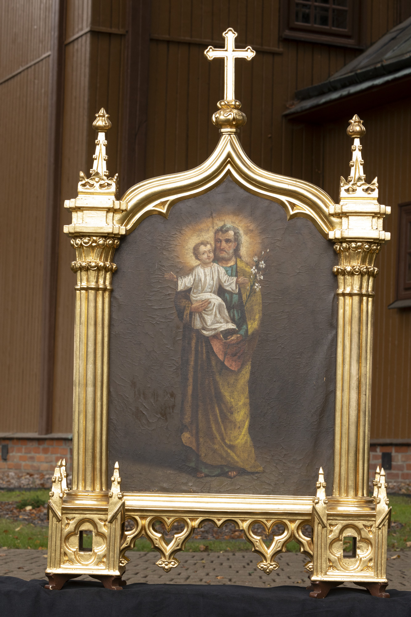 Feretron z obrazami: Matka Boska Niepokalana i św. Józef