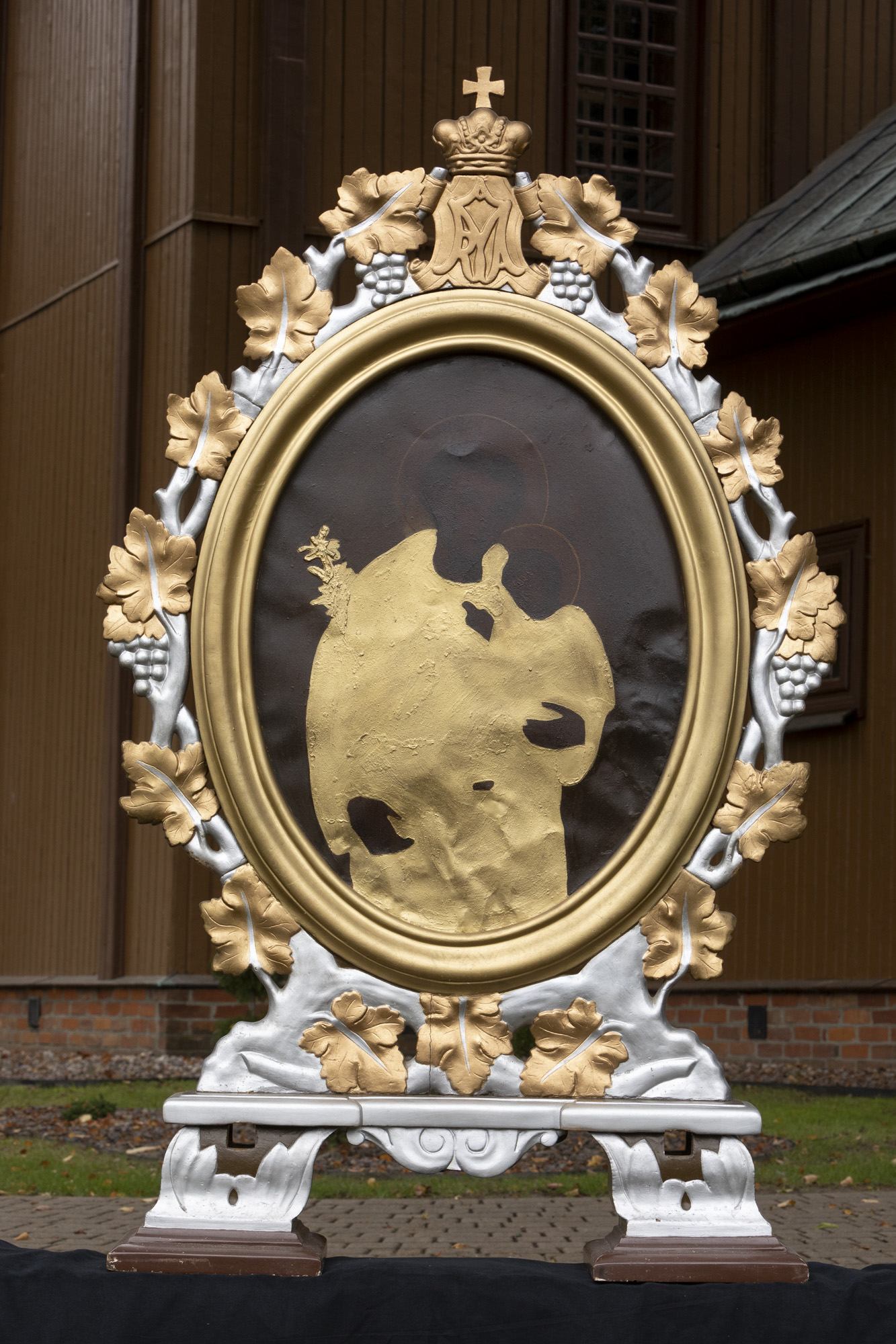 Feretron z obrazami św. Antoni z Dzieciątkiem i Matka Boska Częstochowska