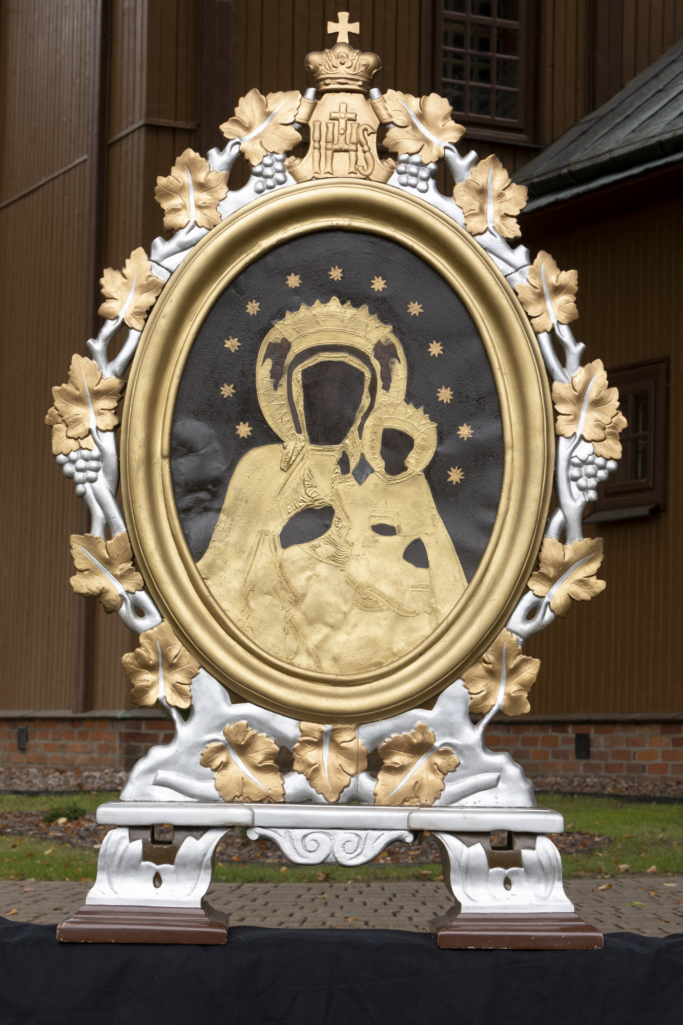 Feretron z obrazami św. Antoni z Dzieciątkiem i Matka Boska Częstochowska