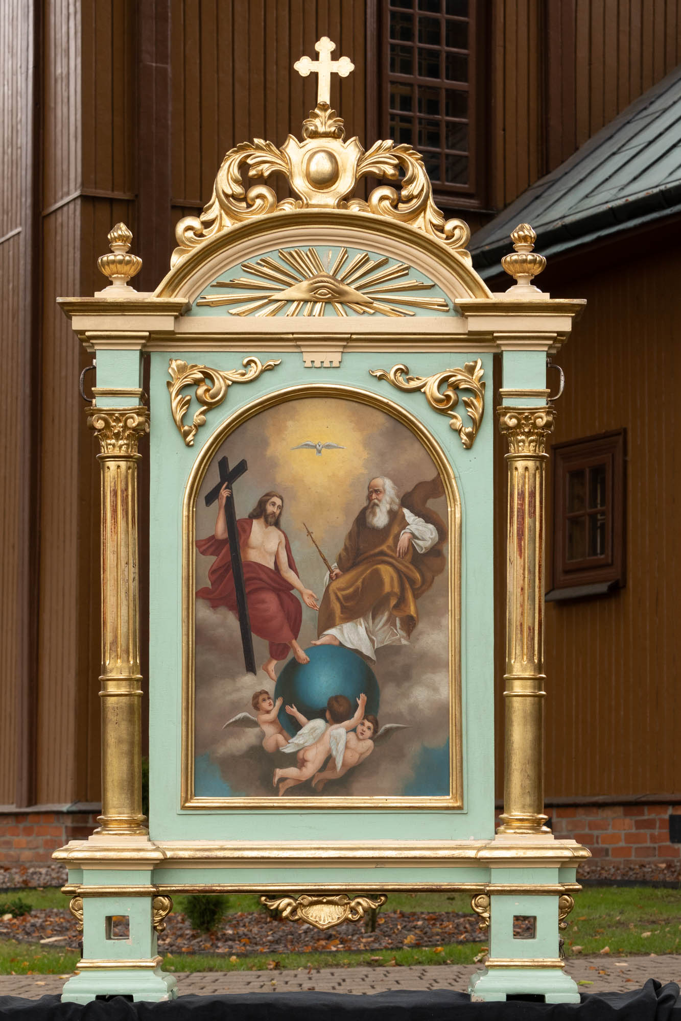 Feretron z obrazami św. Trójcy i św. Rodziny