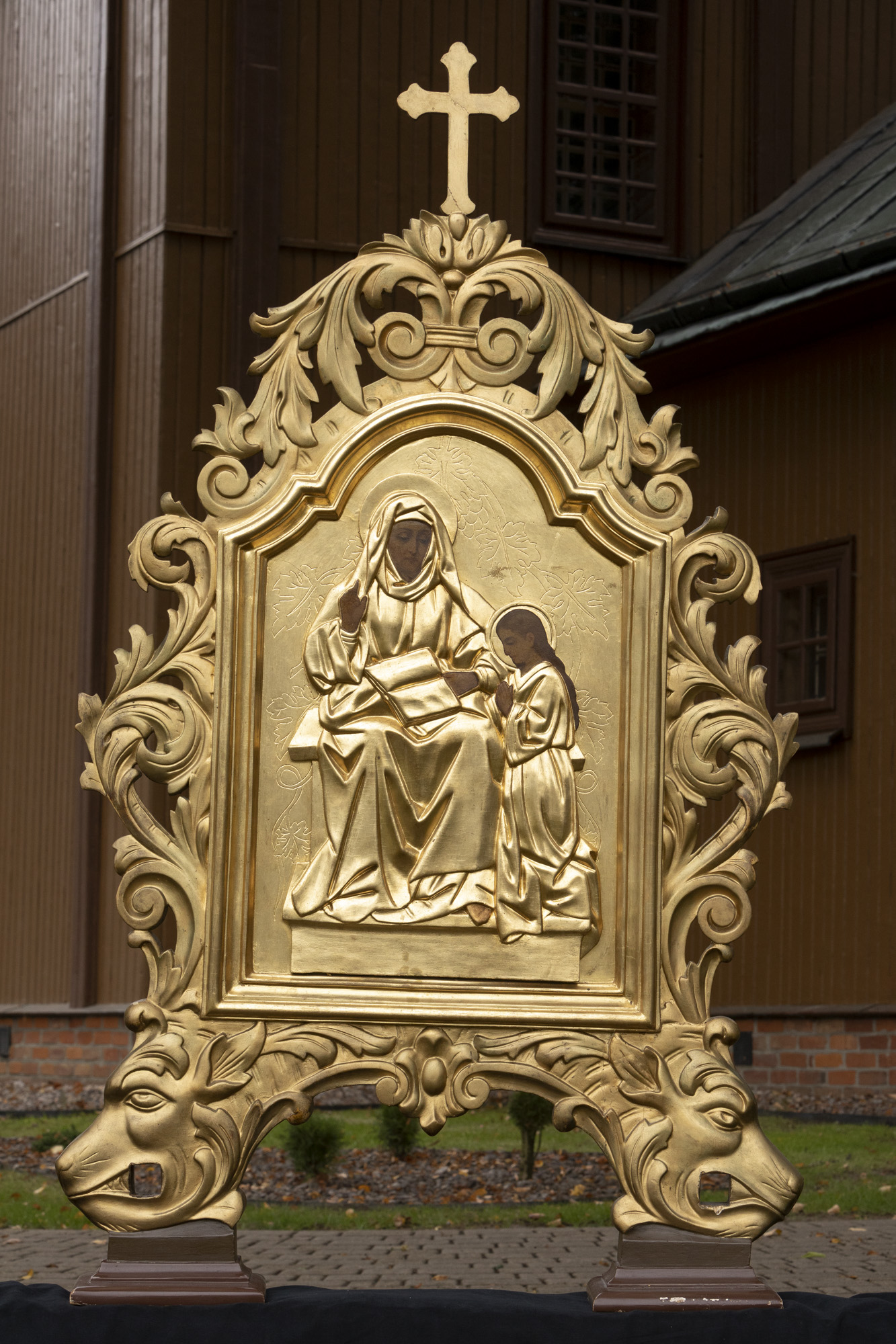 Feretron z płaskorzeźbami Maria NMP – Nauczająca i Chrystus z Gorejącym Sercem