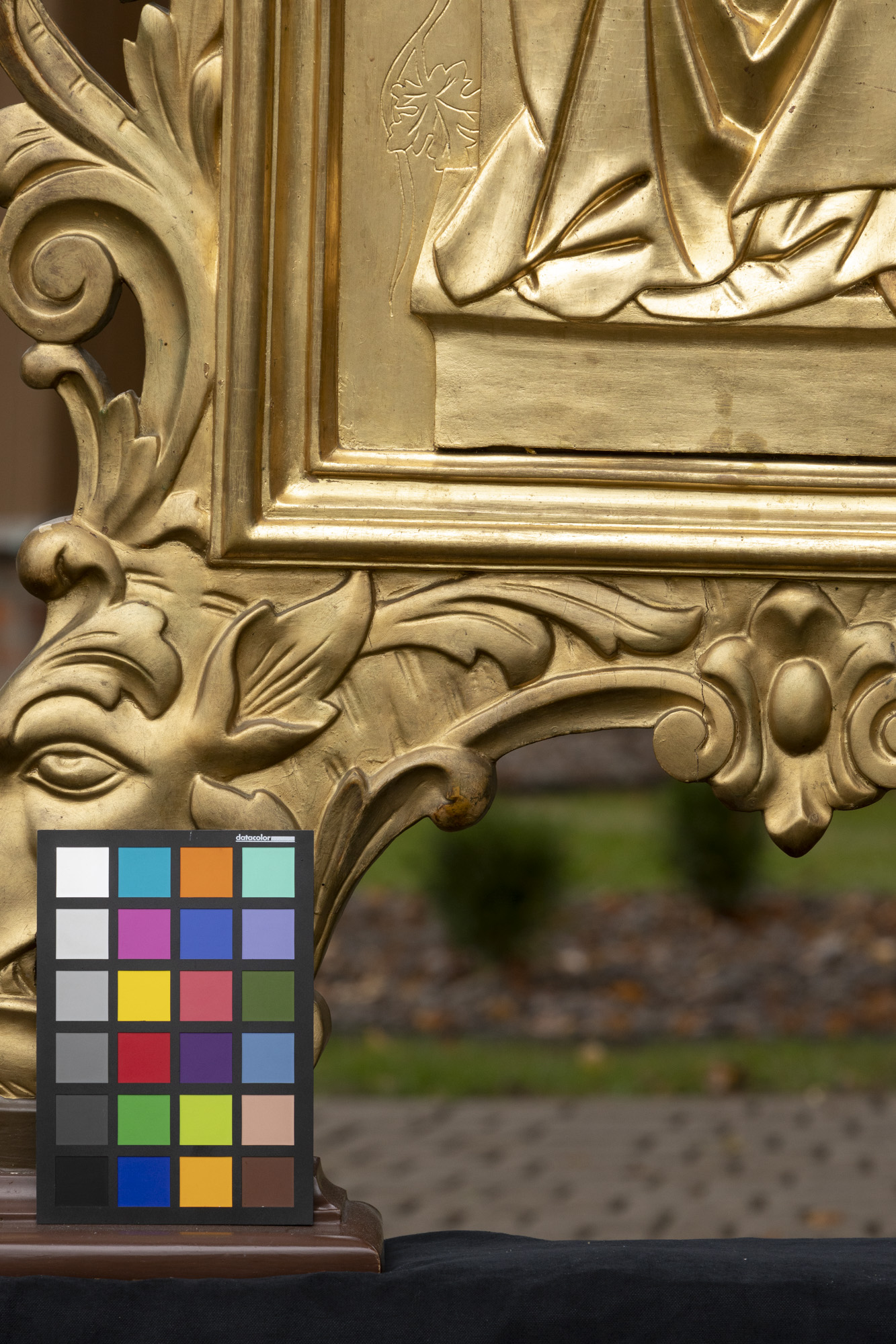 Feretron z płaskorzeźbami Maria NMP – Nauczająca i Chrystus z Gorejącym Sercem