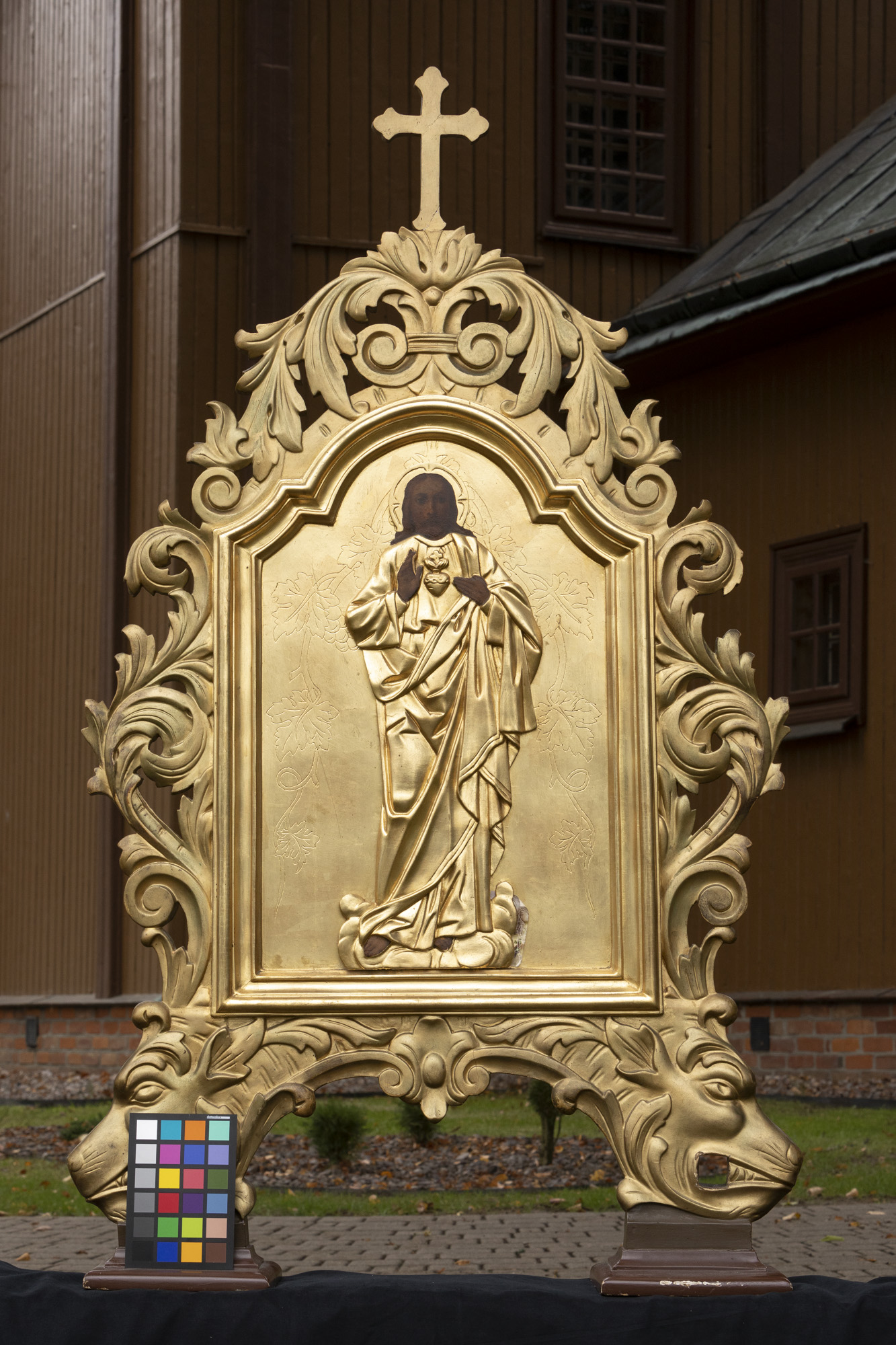 Feretron z płaskorzeźbami Maria NMP – Nauczająca i Chrystus z Gorejącym Sercem