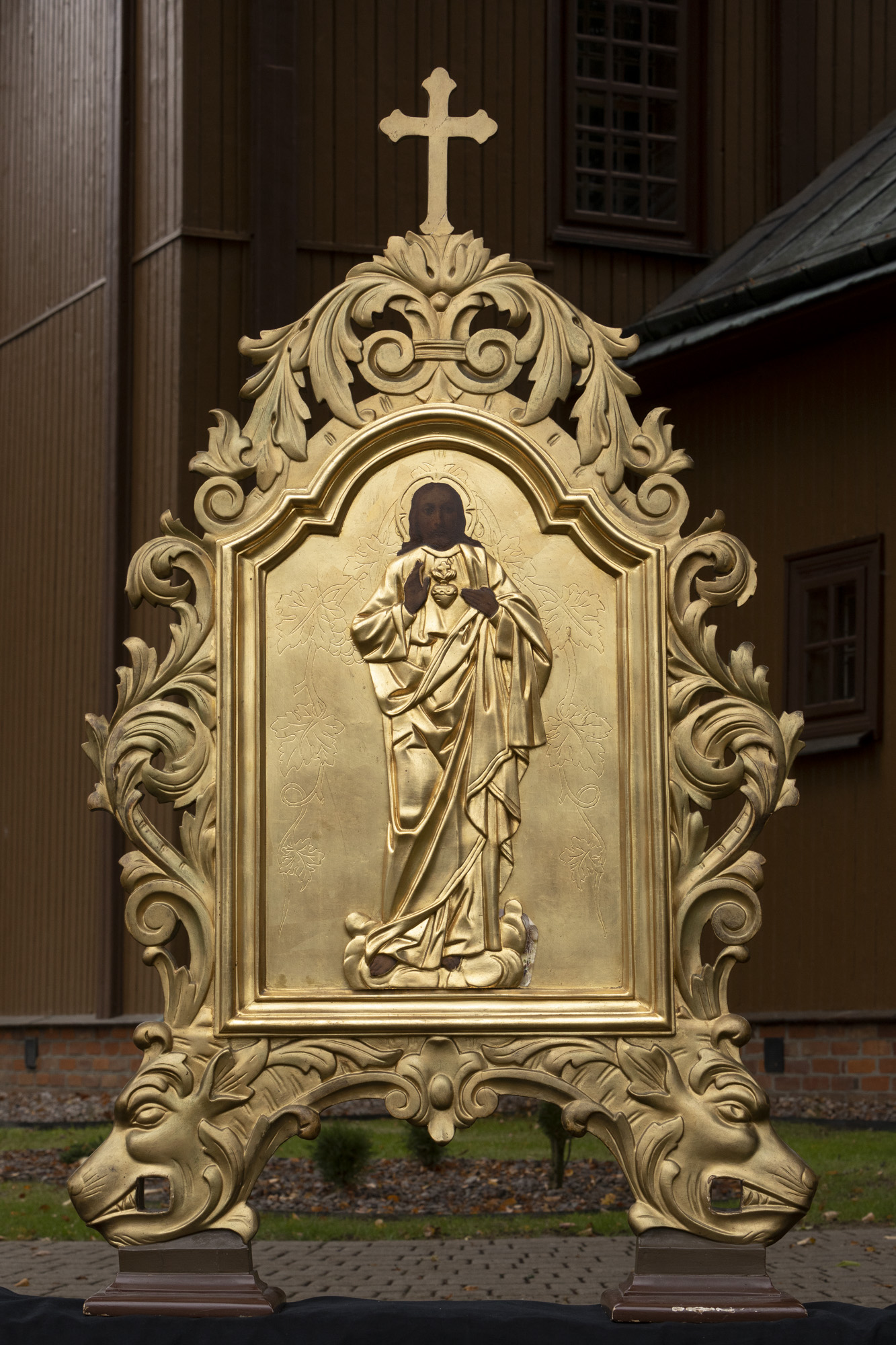 Feretron z płaskorzeźbami Maria NMP – Nauczająca i Chrystus z Gorejącym Sercem