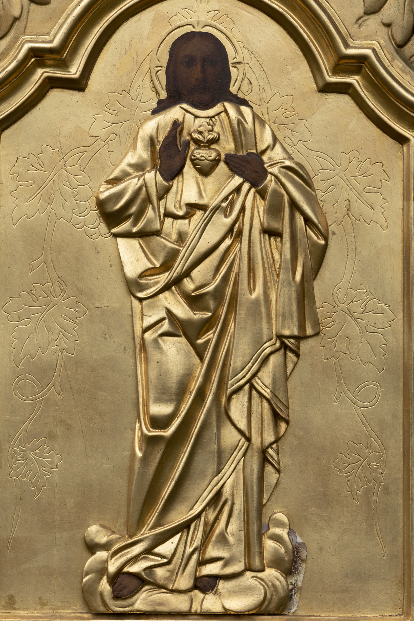 Feretron z płaskorzeźbami Maria NMP – Nauczająca i Chrystus z Gorejącym Sercem