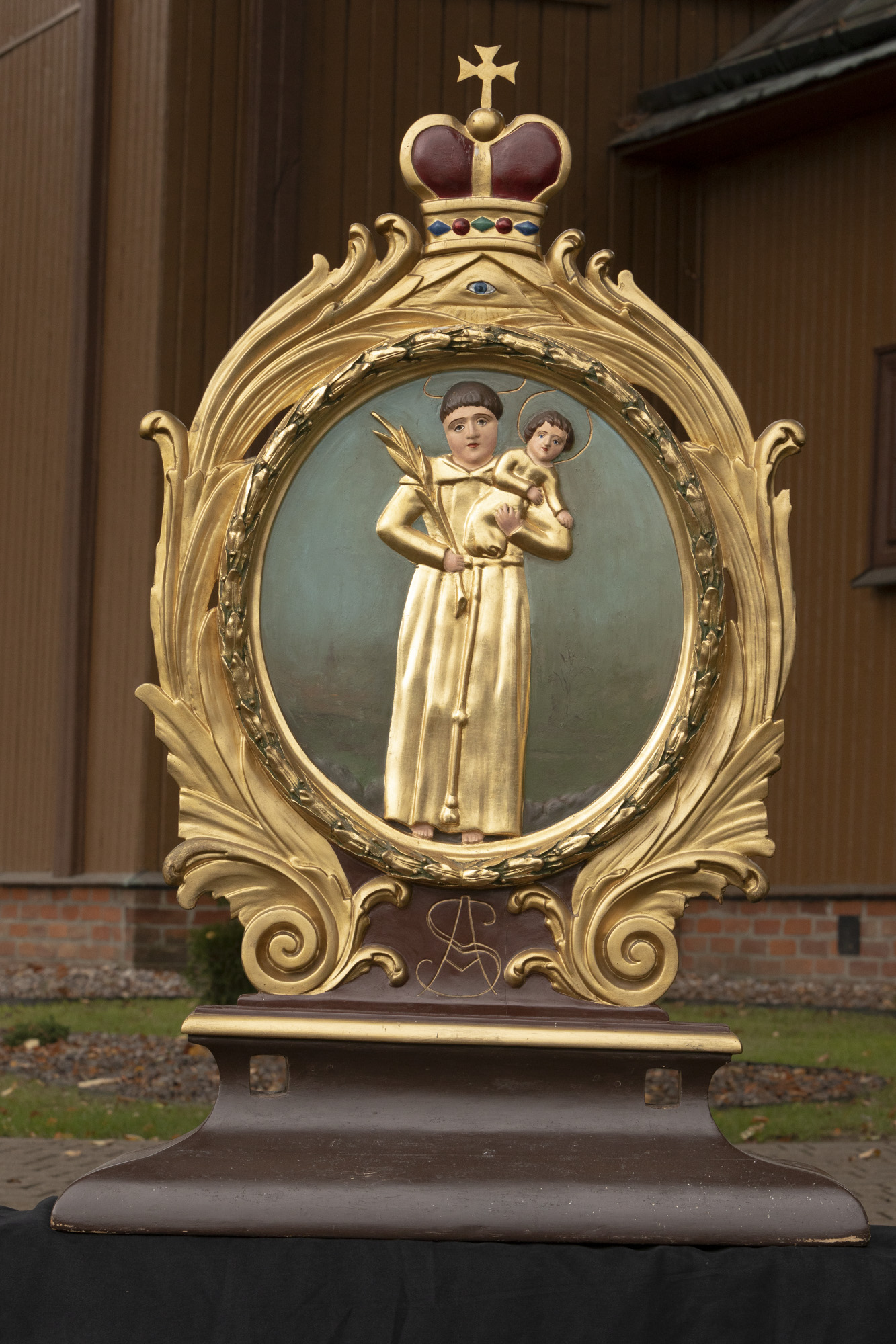 Feretron z płaskorzeźbami św. Antoni z Dzieciątkiem i Matka Boska z Dzieciątkiem