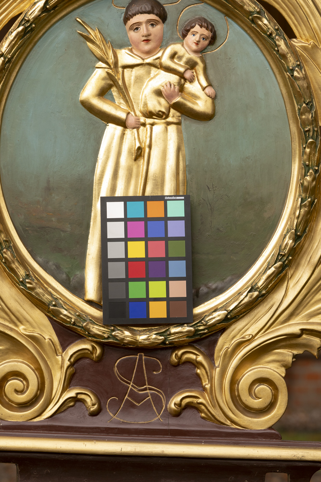 Feretron z płaskorzeźbami św. Antoni z Dzieciątkiem i Matka Boska z Dzieciątkiem