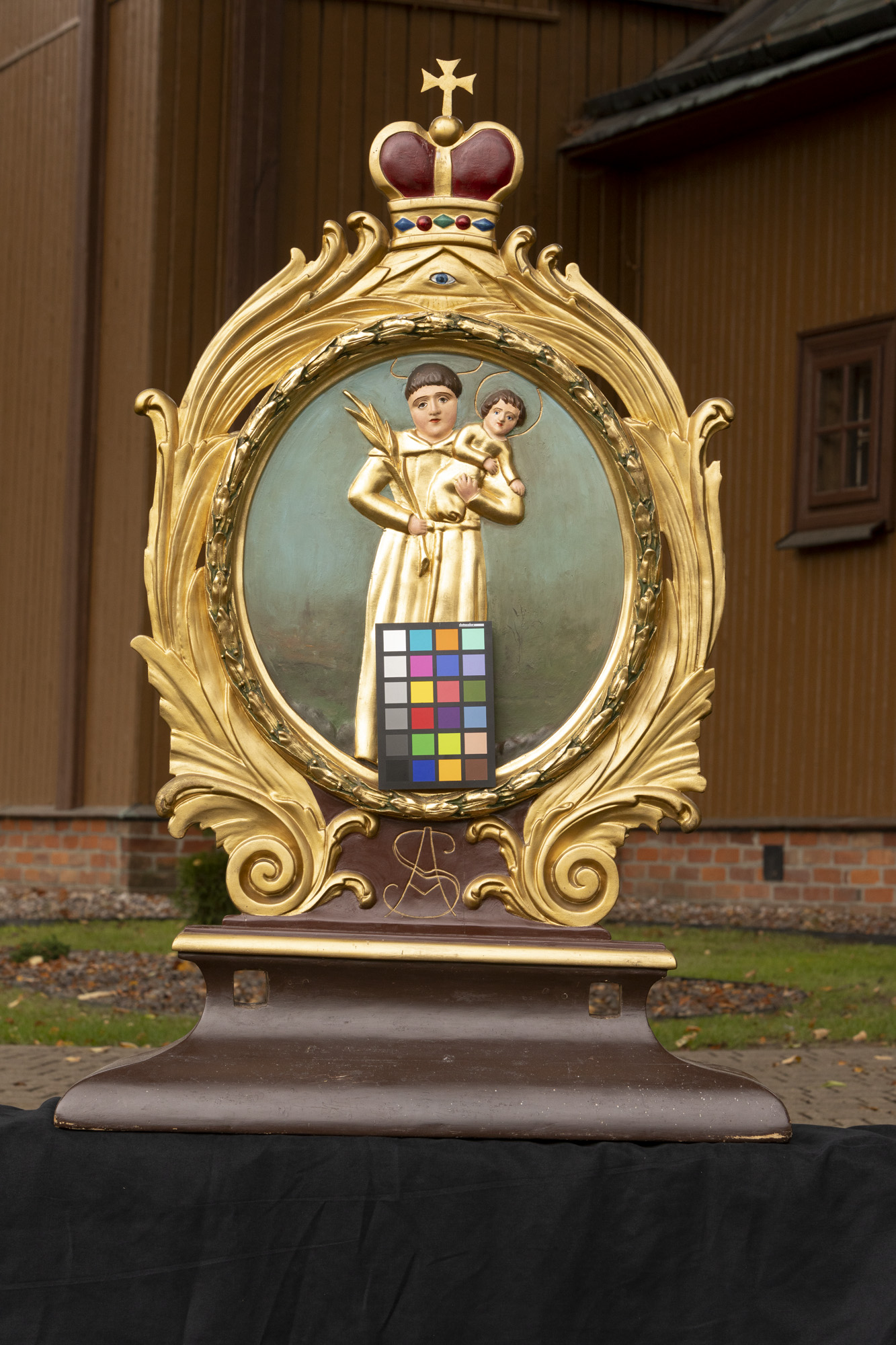 Feretron z płaskorzeźbami św. Antoni z Dzieciątkiem i Matka Boska z Dzieciątkiem