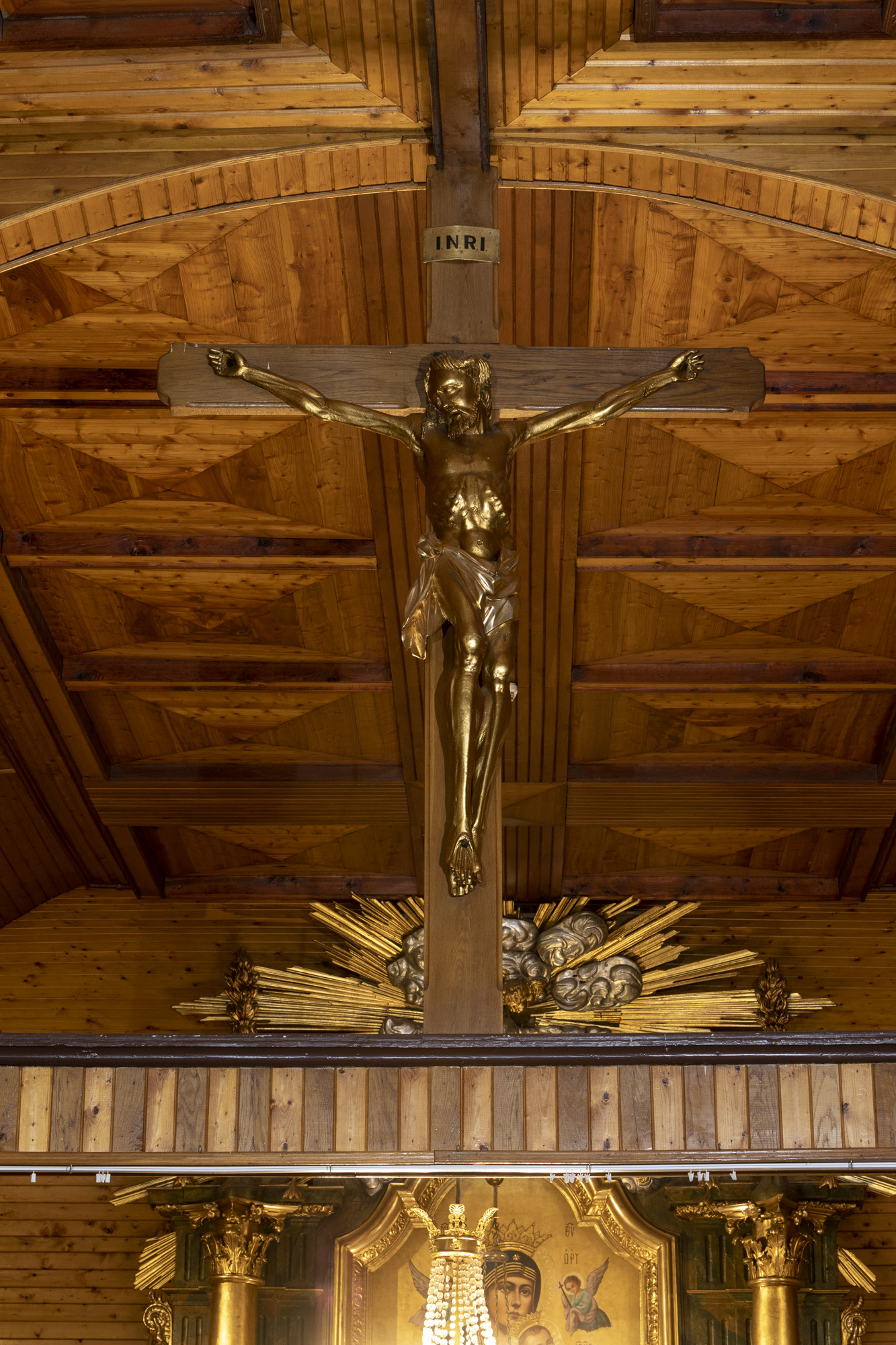 Figura Chrystusa Ukrzyżowanego w tęczy