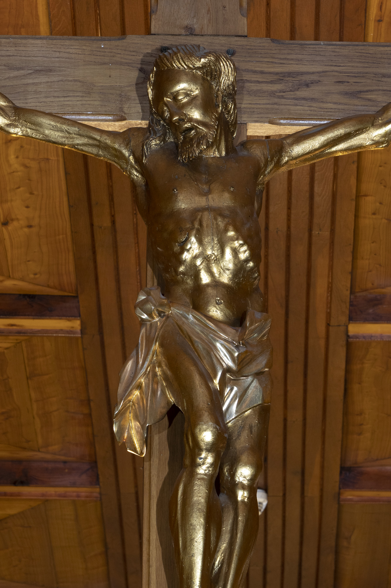 Figura Chrystusa Ukrzyżowanego w tęczy