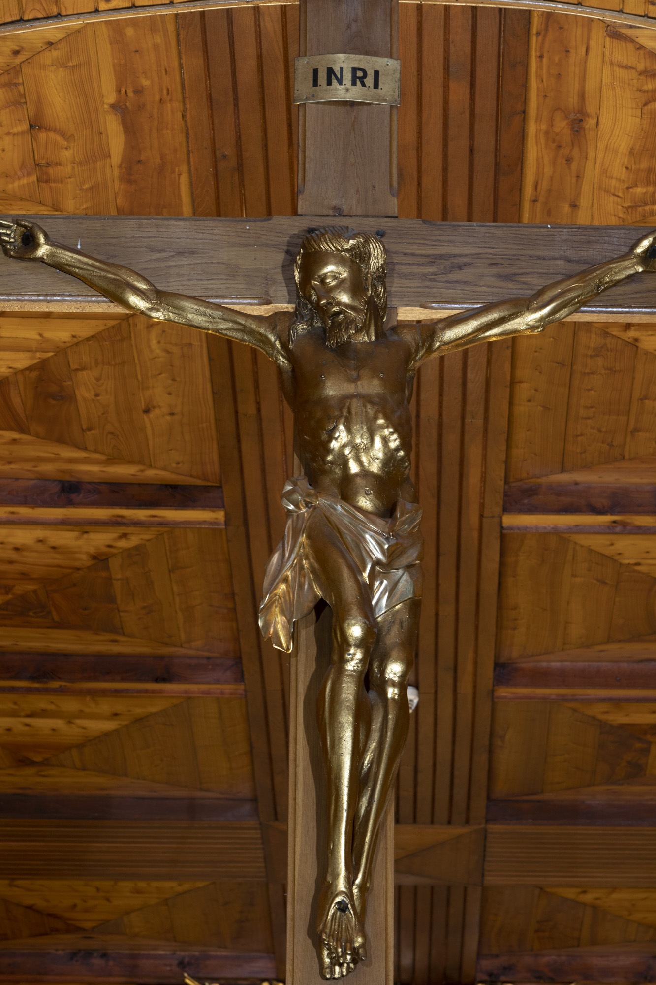 Figura Chrystusa Ukrzyżowanego w tęczy