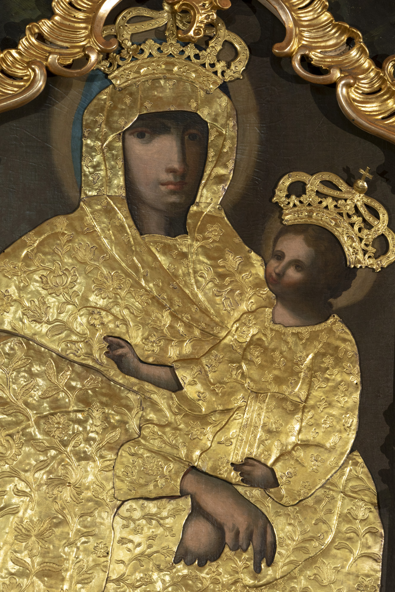 Obraz Matki Boskiej z Dzieciątkiem w ołtarzu bocznym