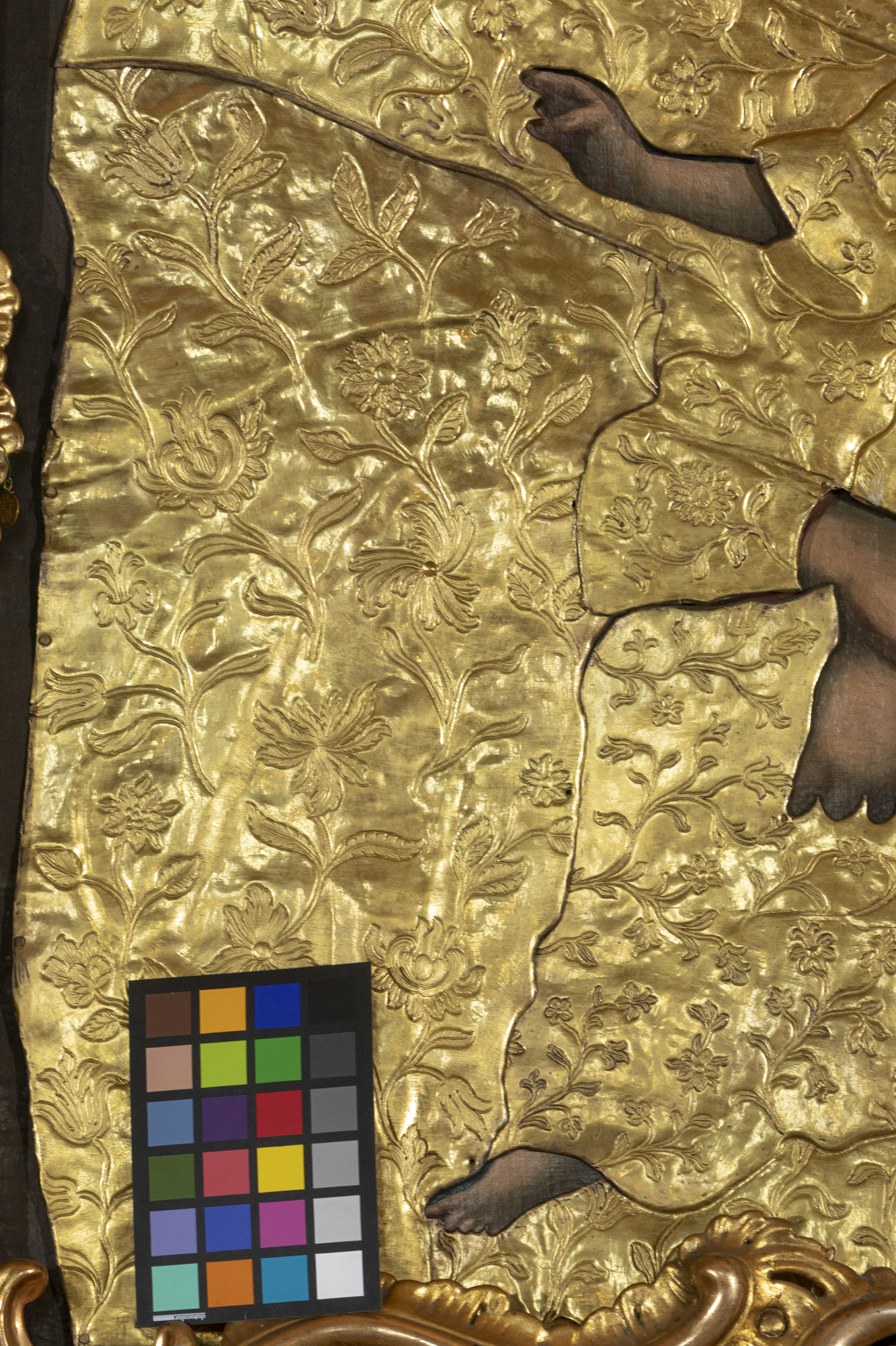 Obraz Matki Boskiej z Dzieciątkiem w ołtarzu bocznym