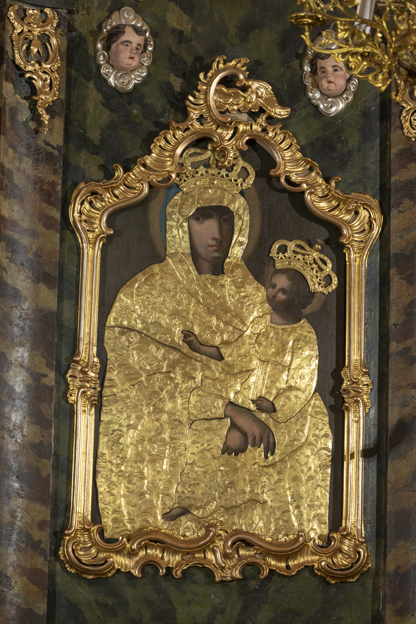 Obraz Matki Boskiej z Dzieciątkiem w ołtarzu bocznym