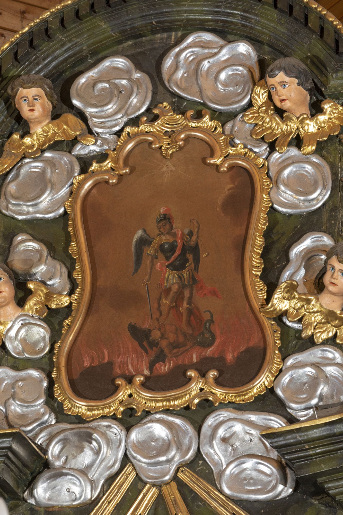 Obraz św. Michała Archanioła w nasadzie ołtarza bocznego