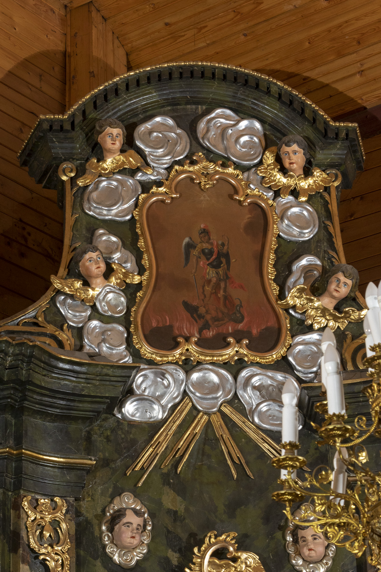 Obraz św. Michała Archanioła w nasadzie ołtarza bocznego