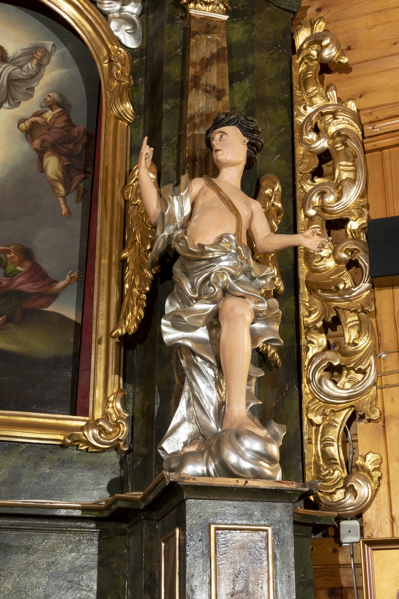 Para figur aniołów w ołtarzu bocznym