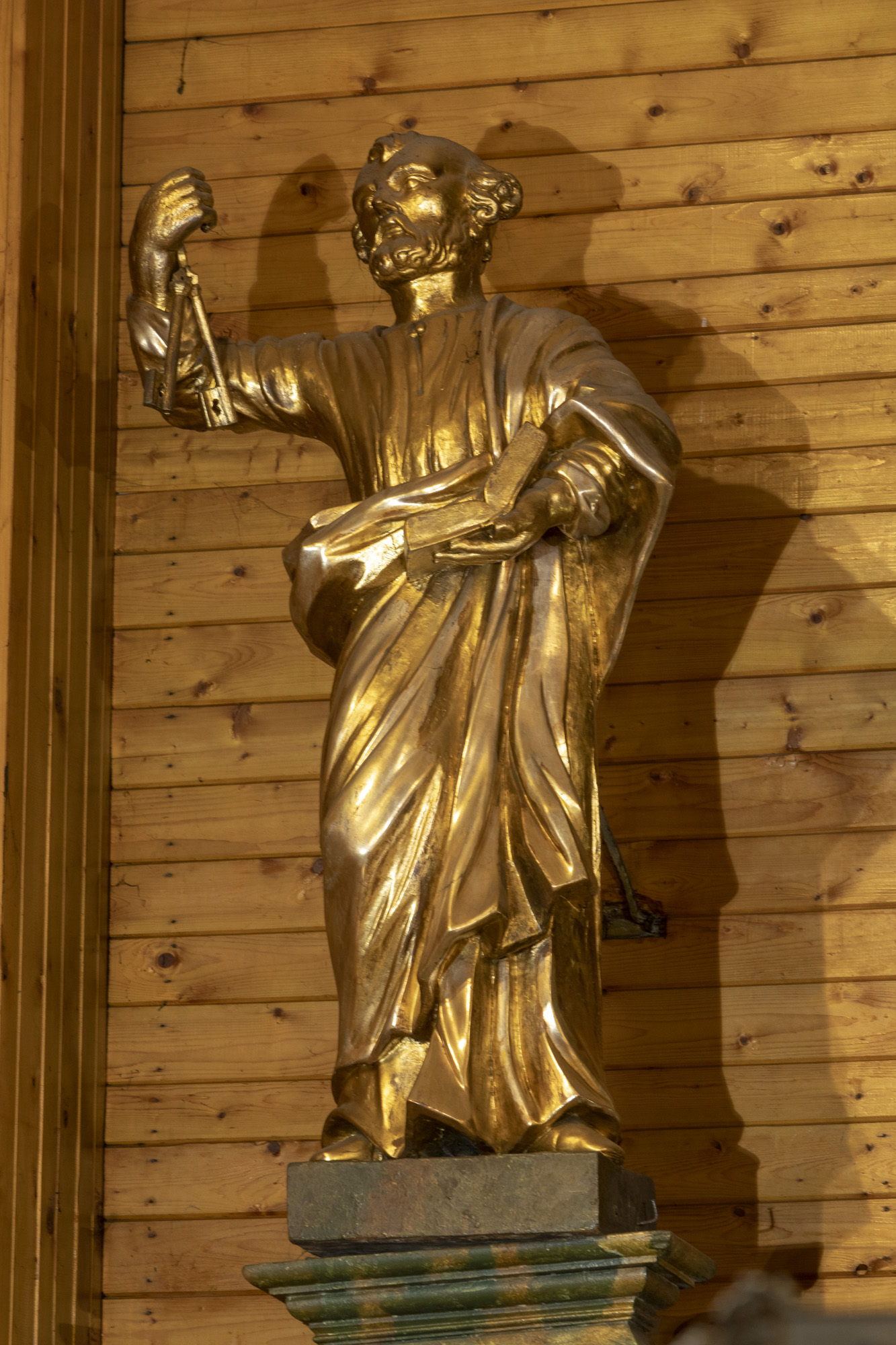 Posągi śś. Piotr i Pawła w ołtarzu głównym