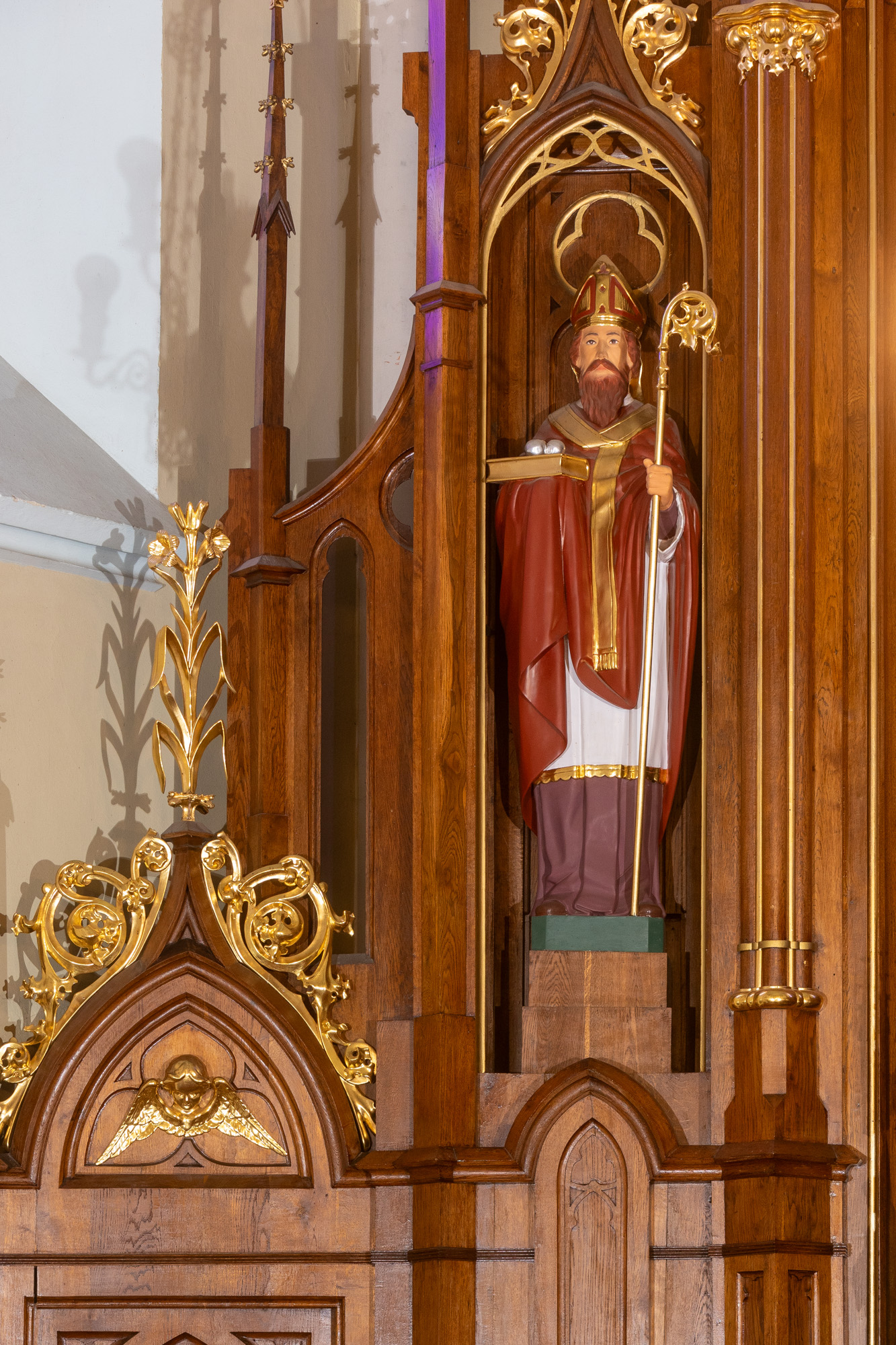 Rzeźba – święty Mikołaj - w ołtarzu głównym