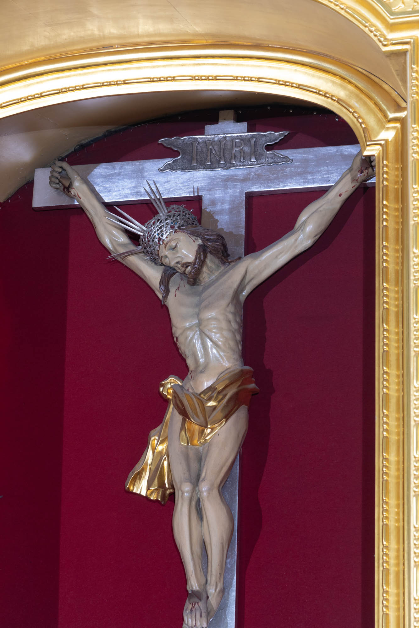 Figura Chrystusa ukrzyżowanego w ołtarzu głównym