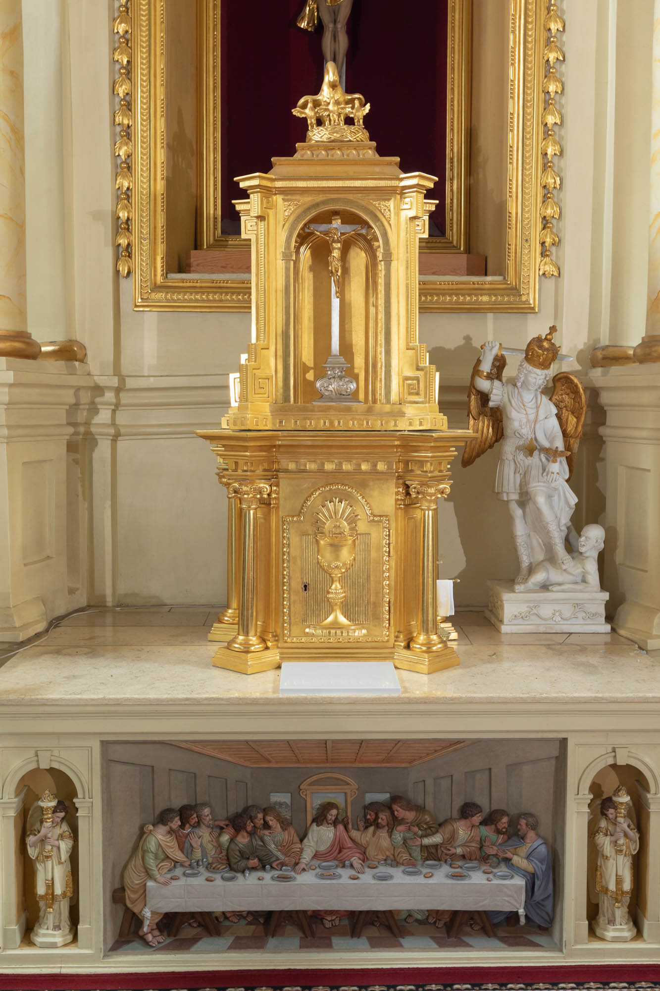 Tabernakulum w ołtarzu głównym