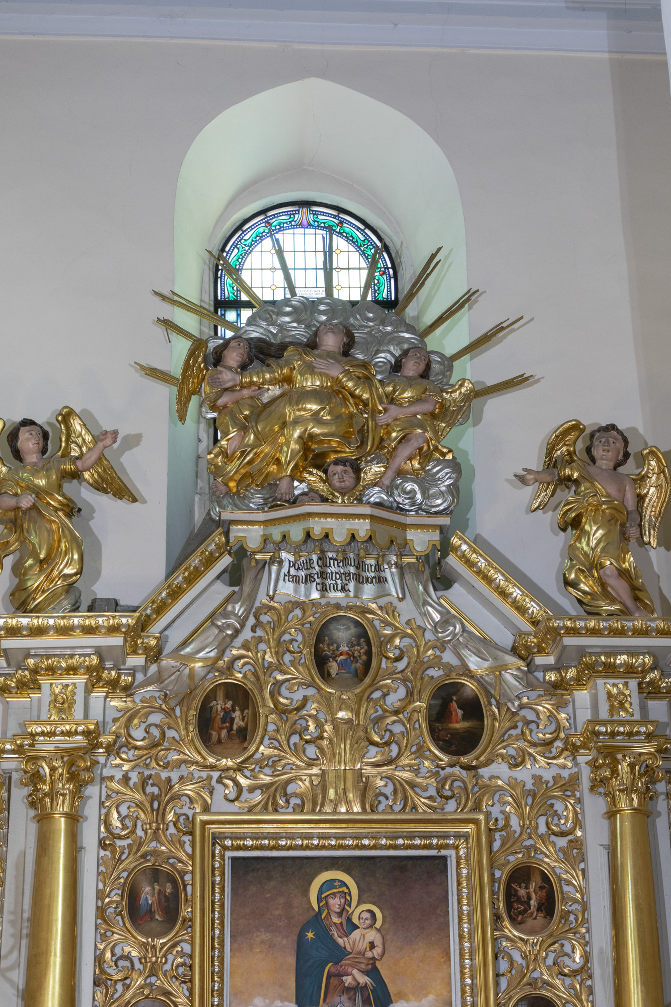 Ołtarz boczny pw. Matki Boskiej w kaplicy północnej