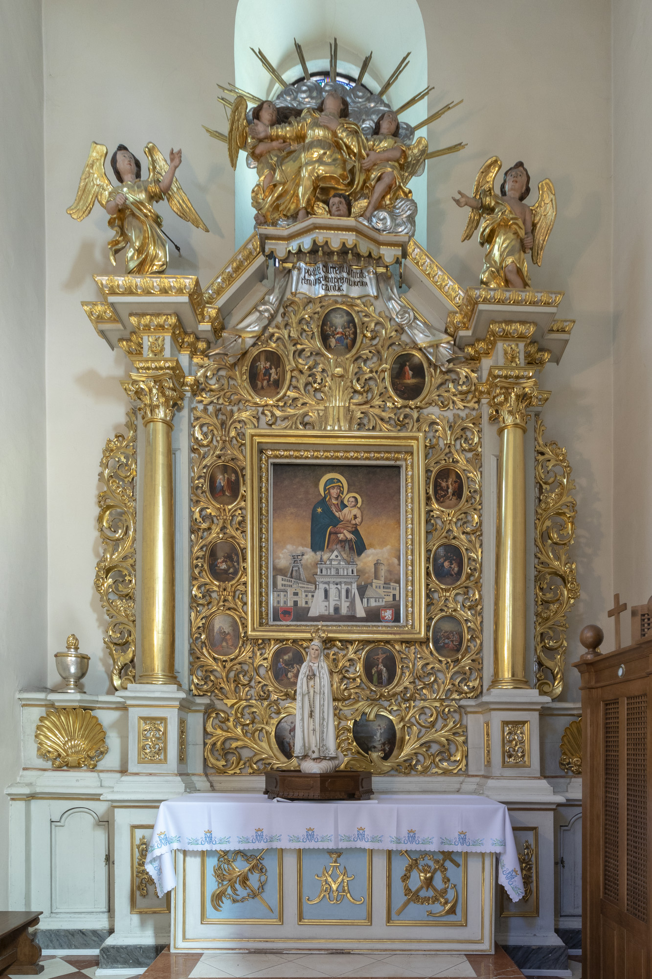 Ołtarz boczny pw. Matki Boskiej w kaplicy północnej